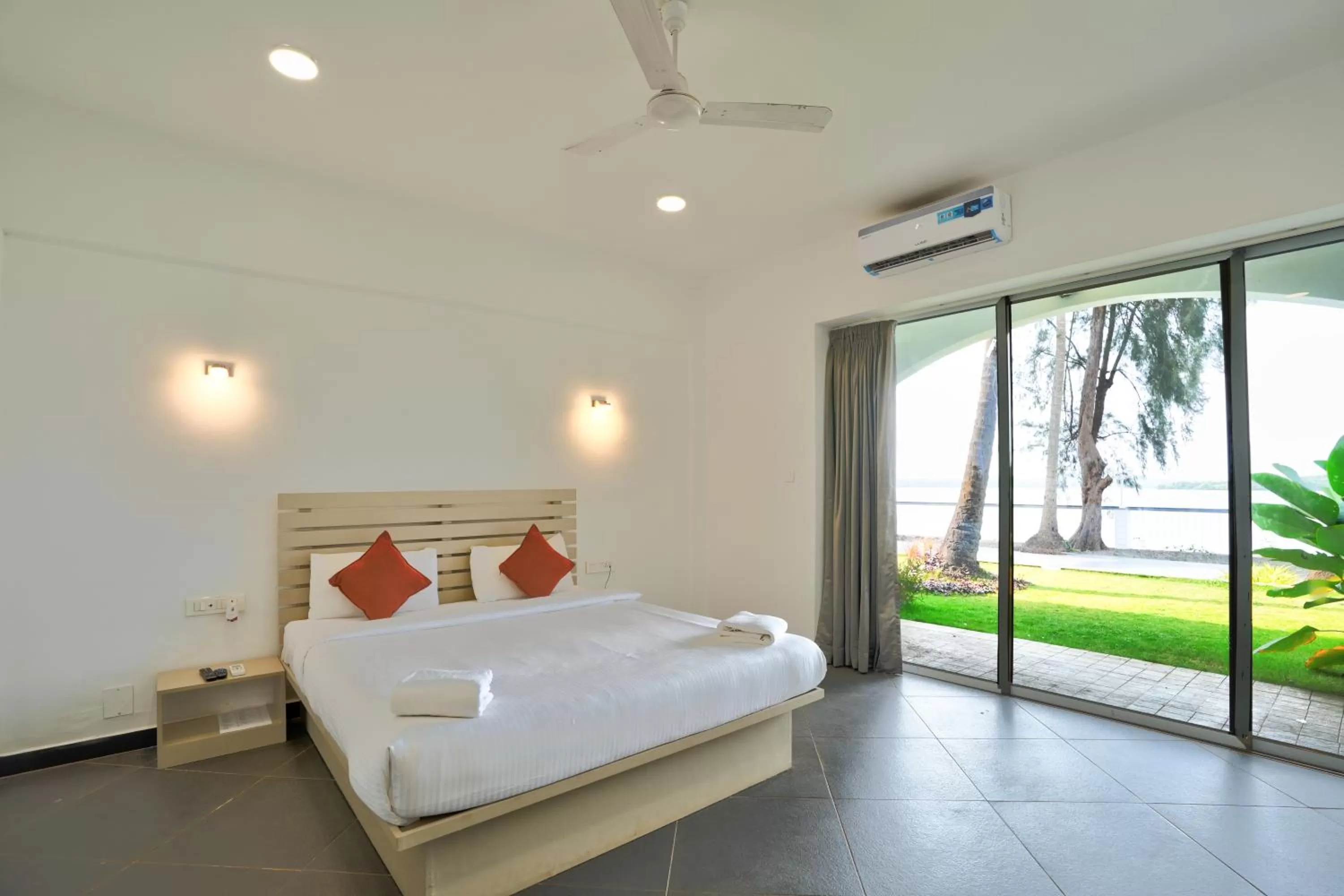 Photo of the whole room, Bed in Blu Missel By The River