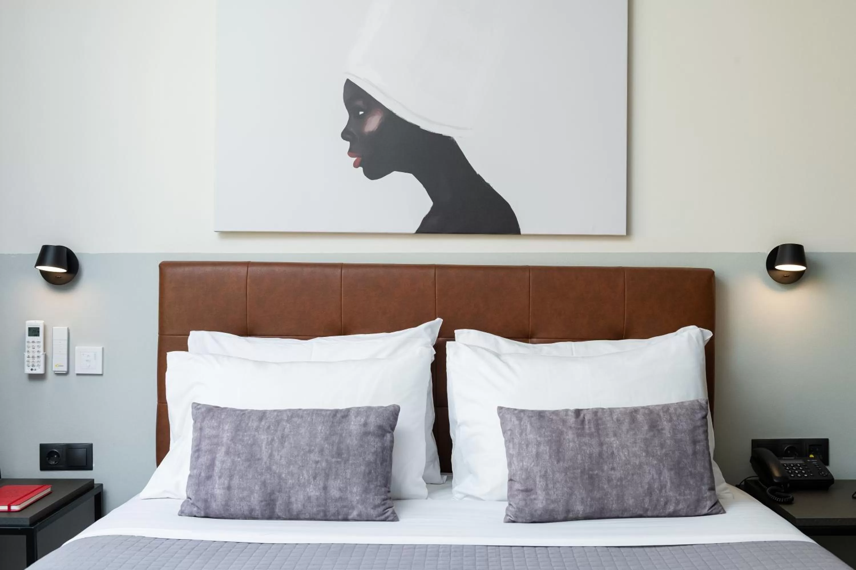 Photo of the whole room, Bed in Enattica Suites