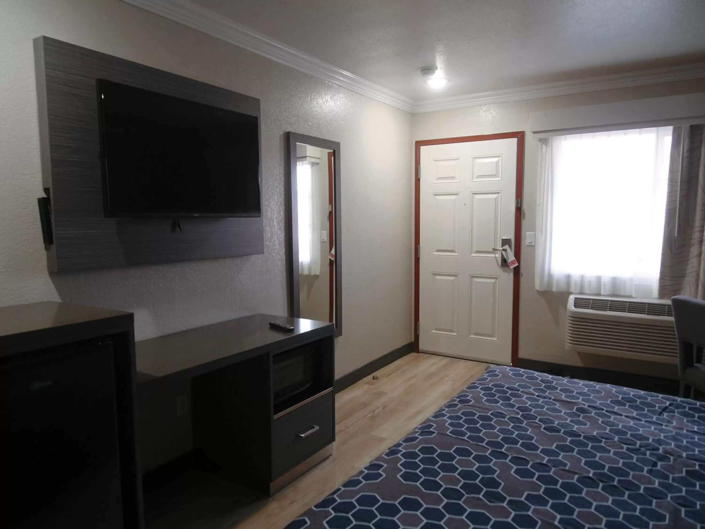 TV and multimedia, Bed in Americas Best Value Inn-Rialto TV and multimedia, Bed in Americas Best Value Inn-Rialto