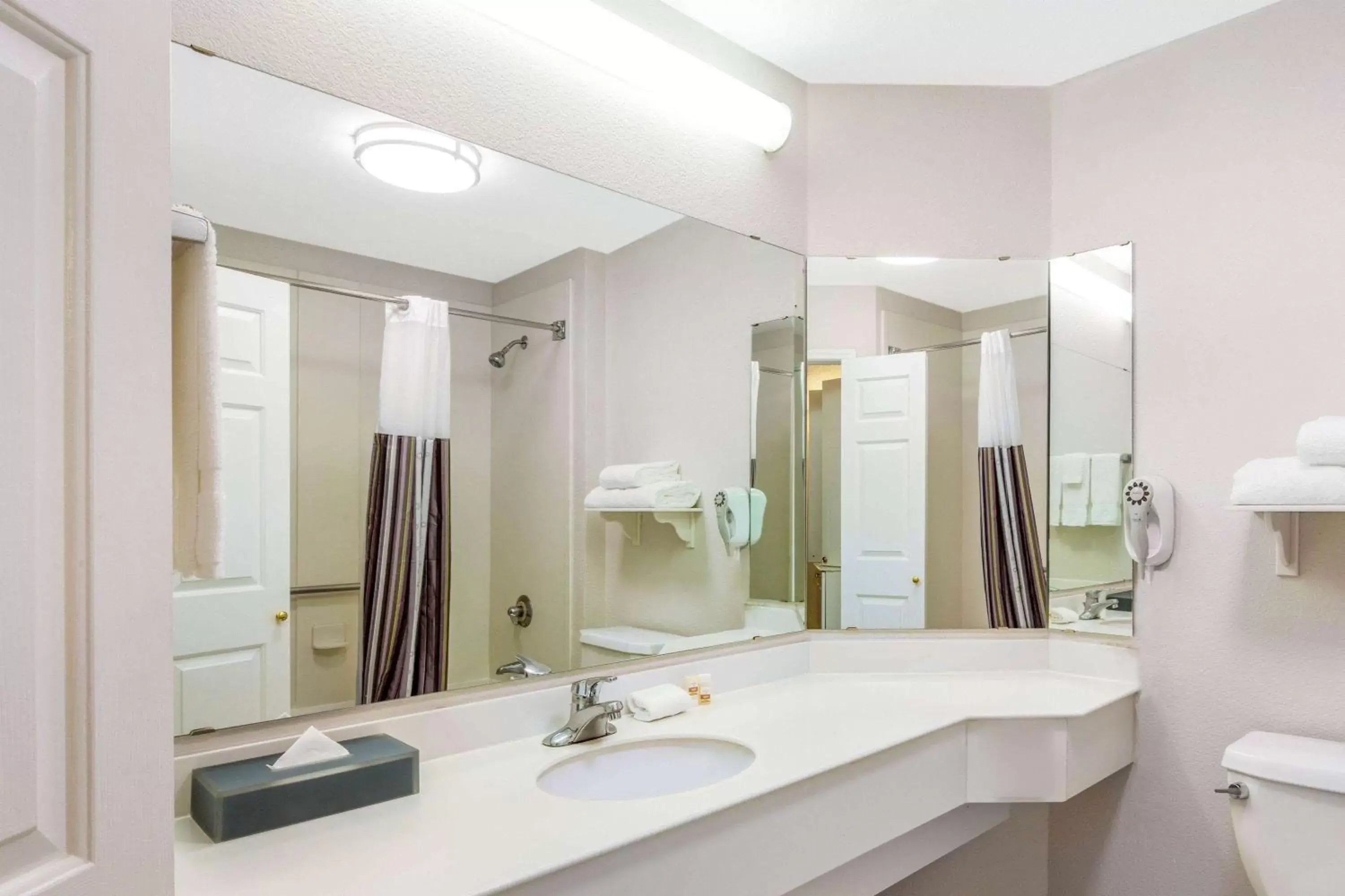 TV and multimedia, Bathroom in La Quinta by Wyndham Fremont / Silicon Valley