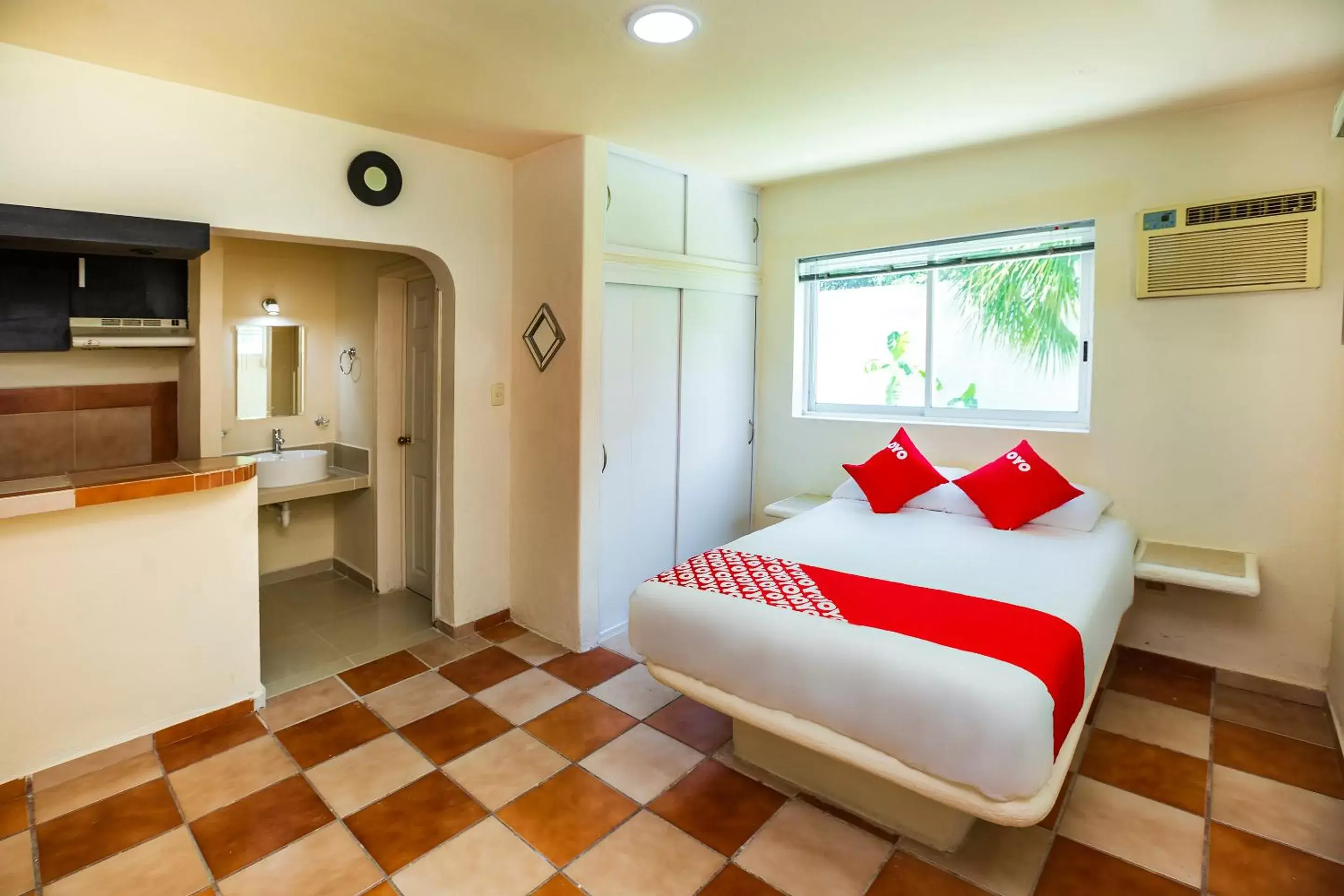 Bedroom, Bed in OYO Hotel Dos Mundos,Aeropuerto Internacional de Cozumel