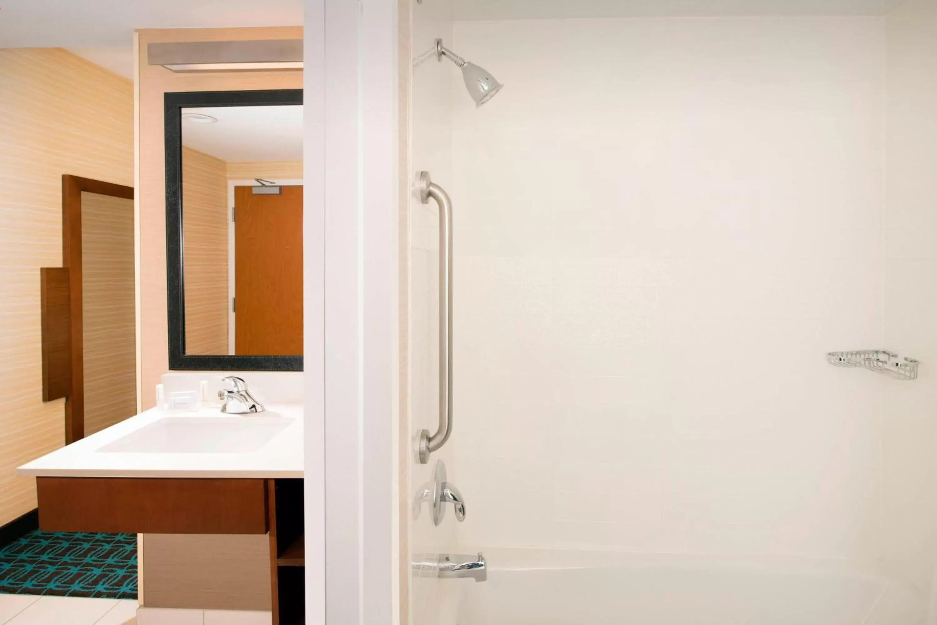 Bathroom in Fairfield Inn & Suites by Marriott Albany East Greenbush