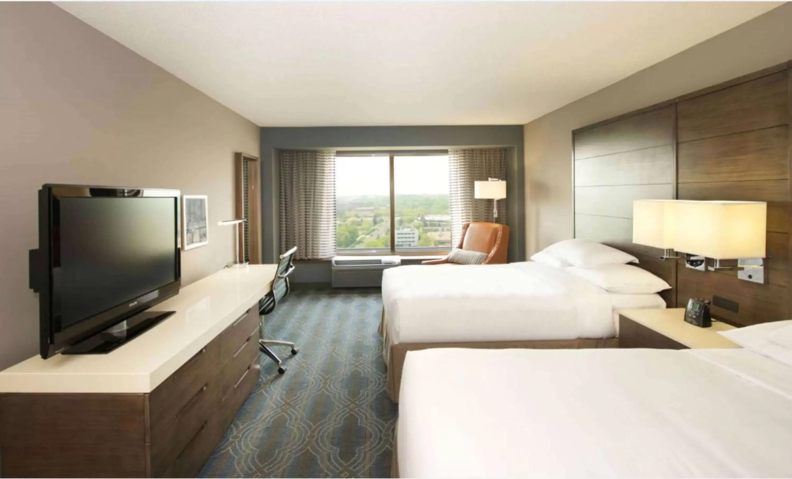 Bed, TV/Entertainment Center in DoubleTree by Hilton Bloomington Minneapolis South