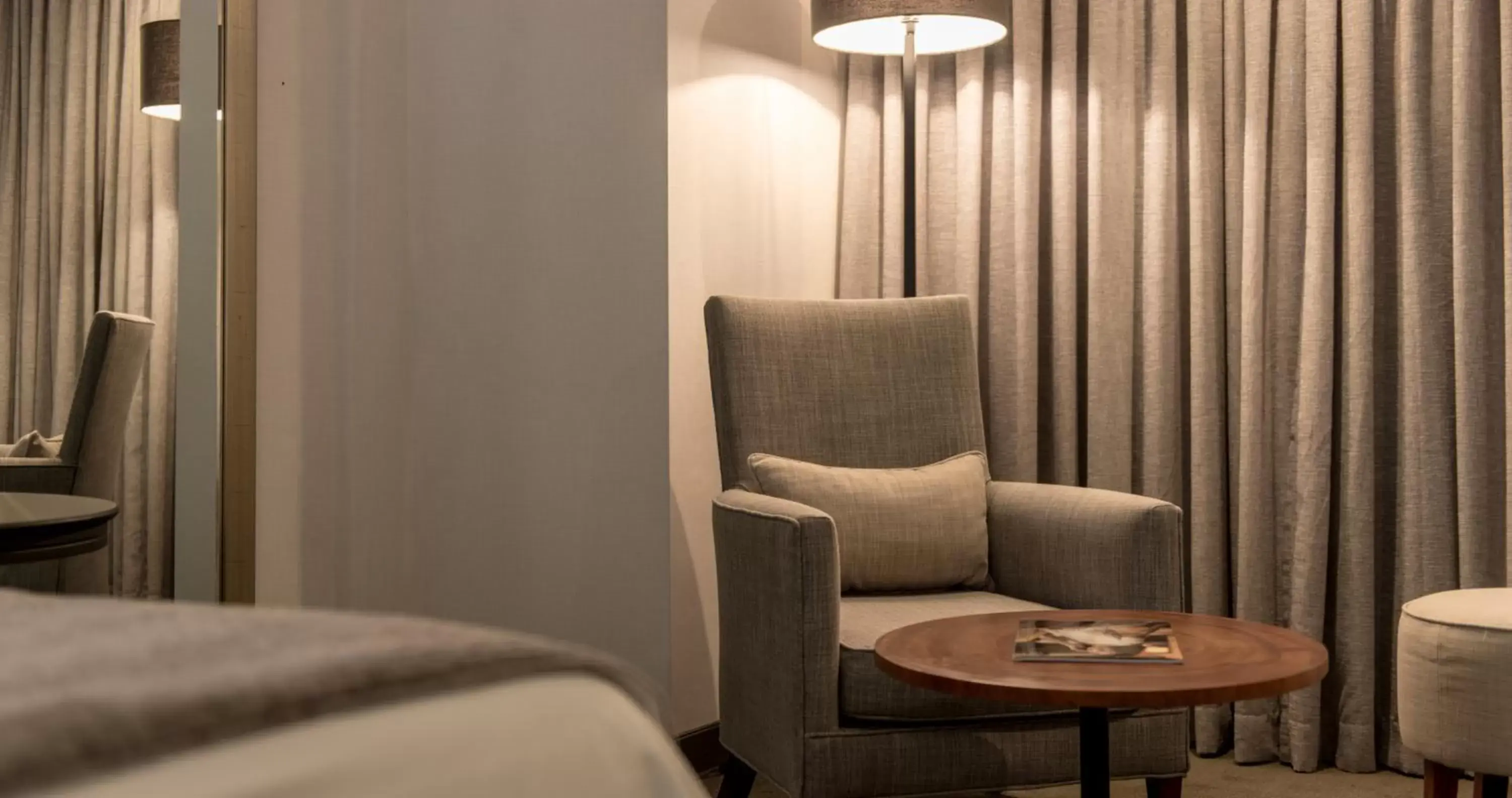 Bed, Seating Area in Hotel Avenida