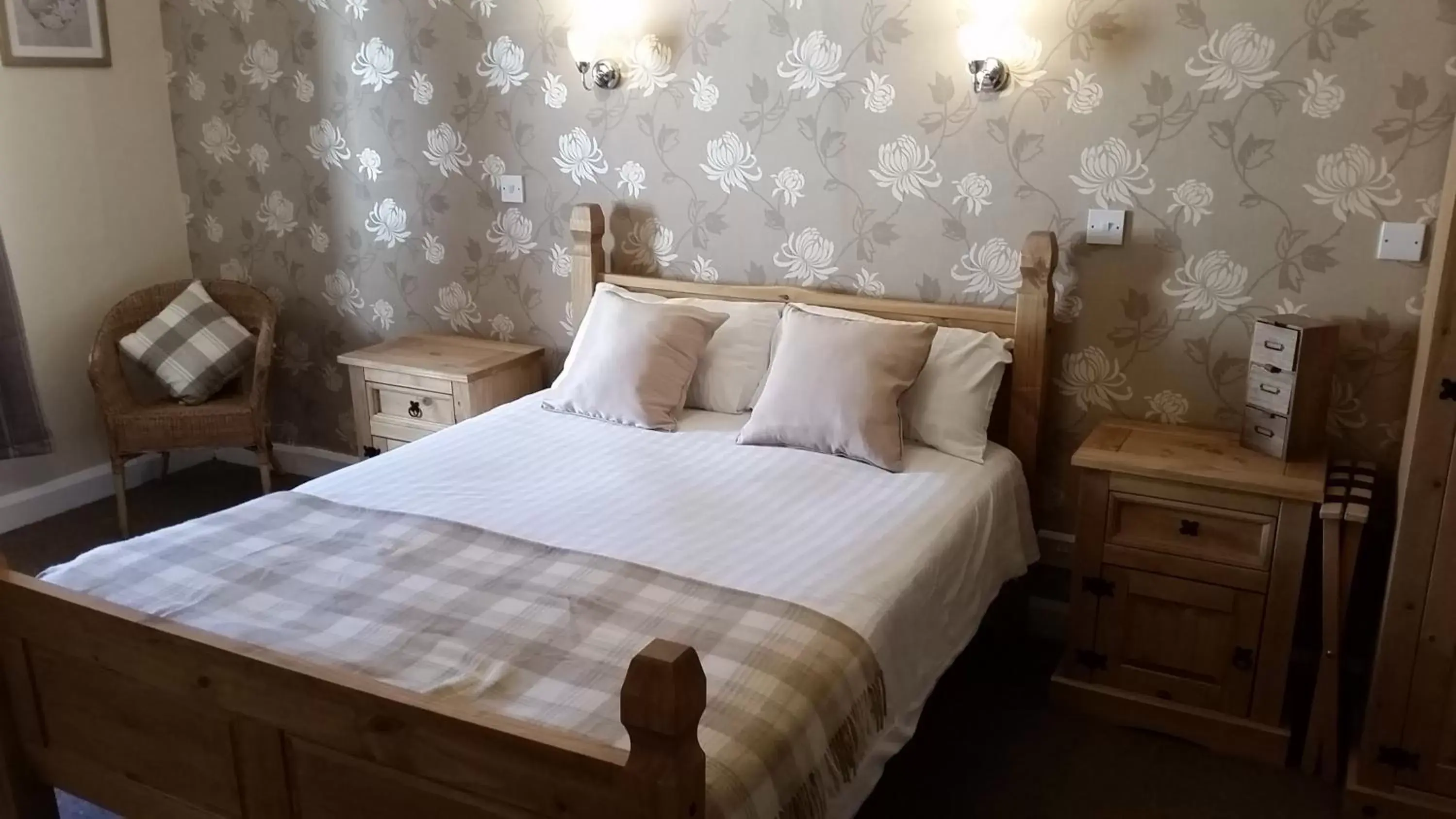 Bedroom, Bed in The Wheatsheaf Inn