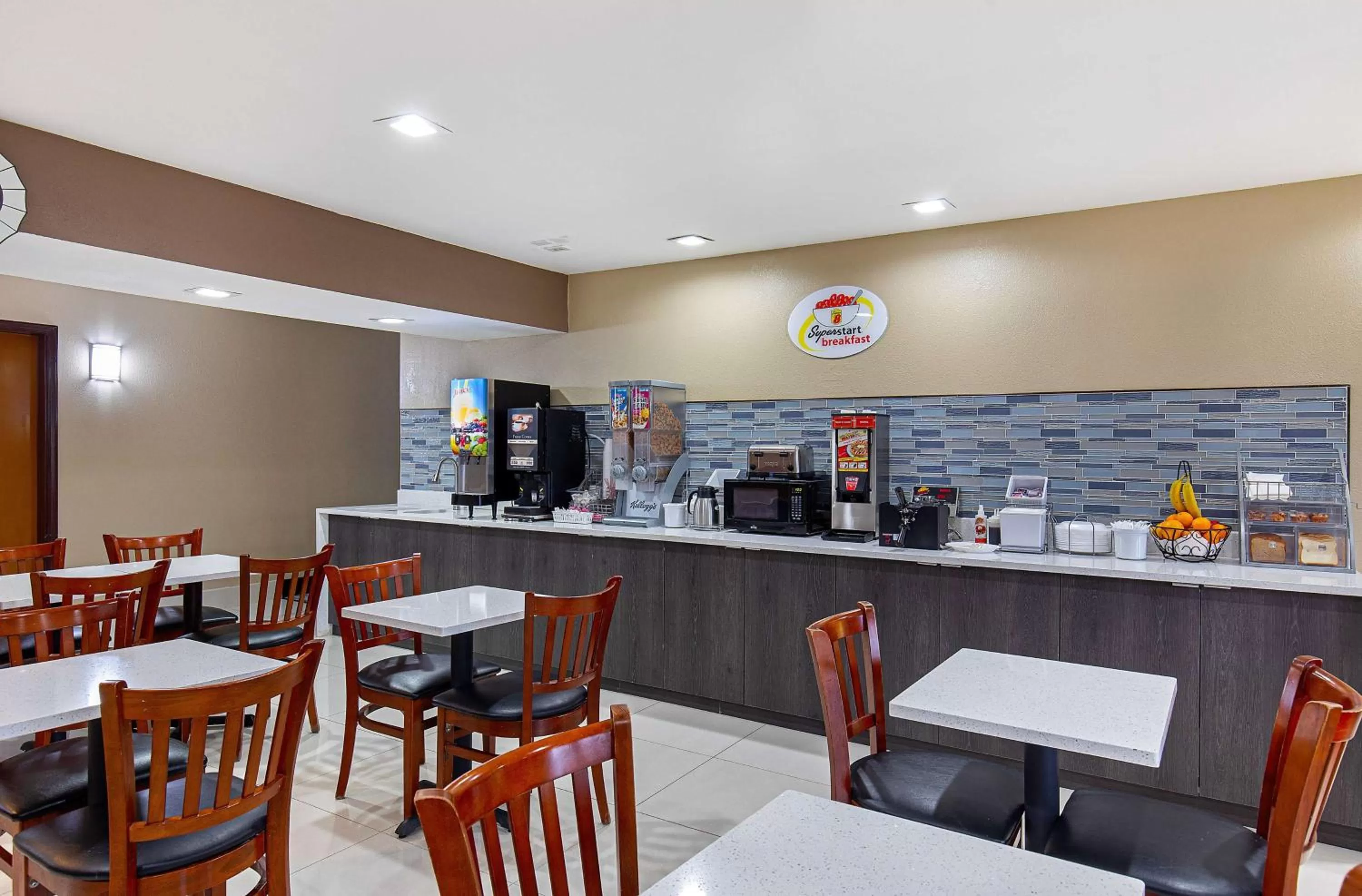 Restaurant/places to eat in Super 8 by Wyndham Eddyville/Kuttawa