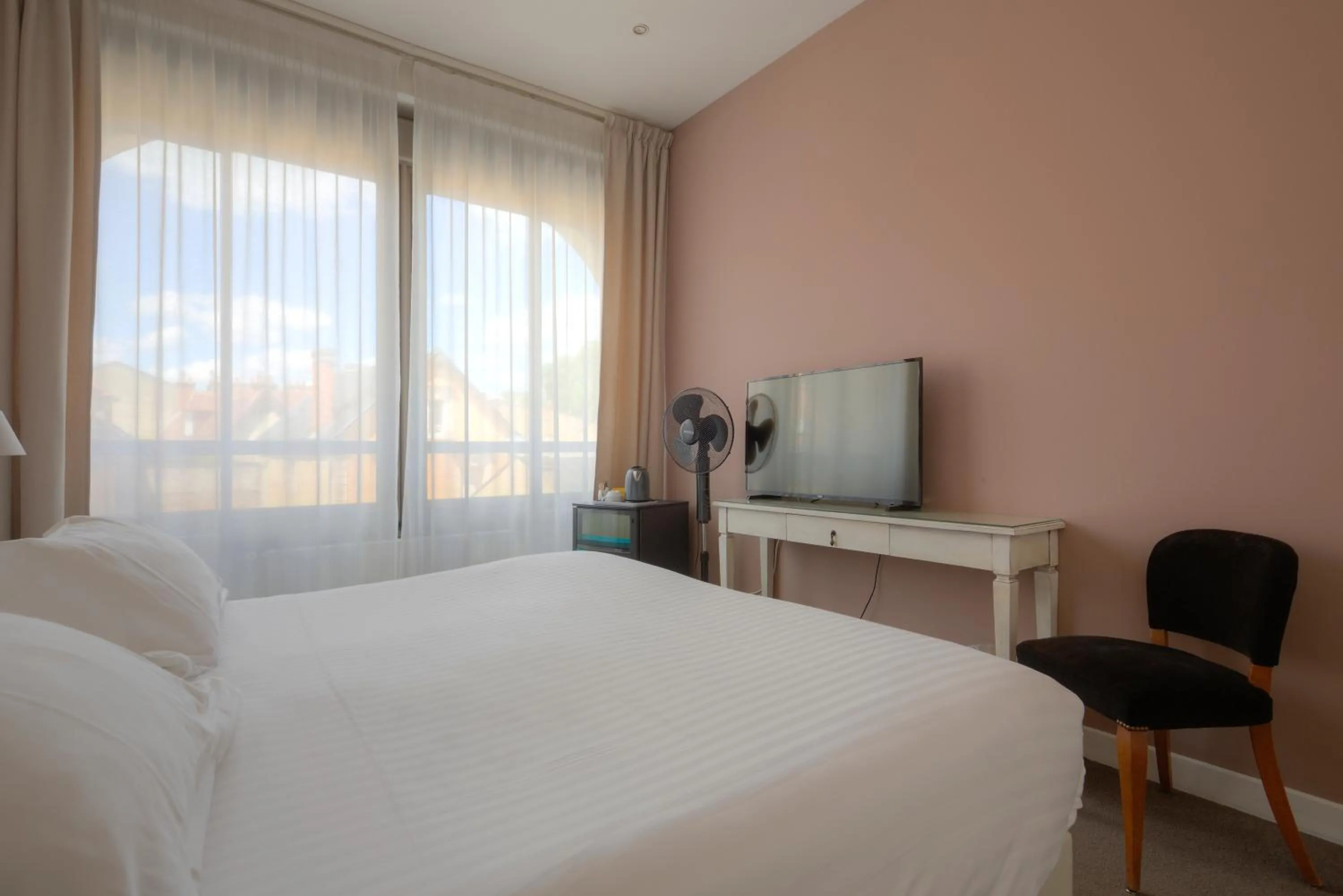 Bed in Hotel Le Renoir