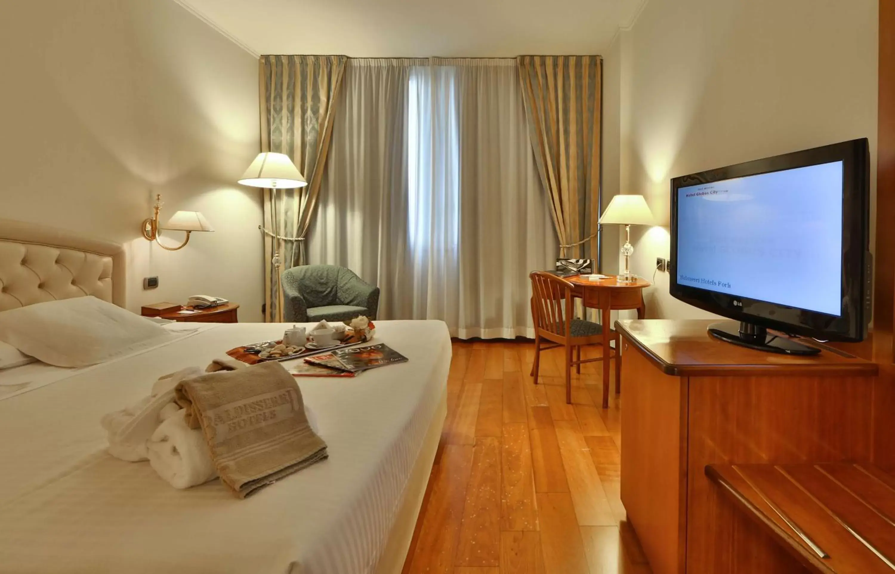 Bedroom, TV/Entertainment Center in Best Western Hotel Globus City