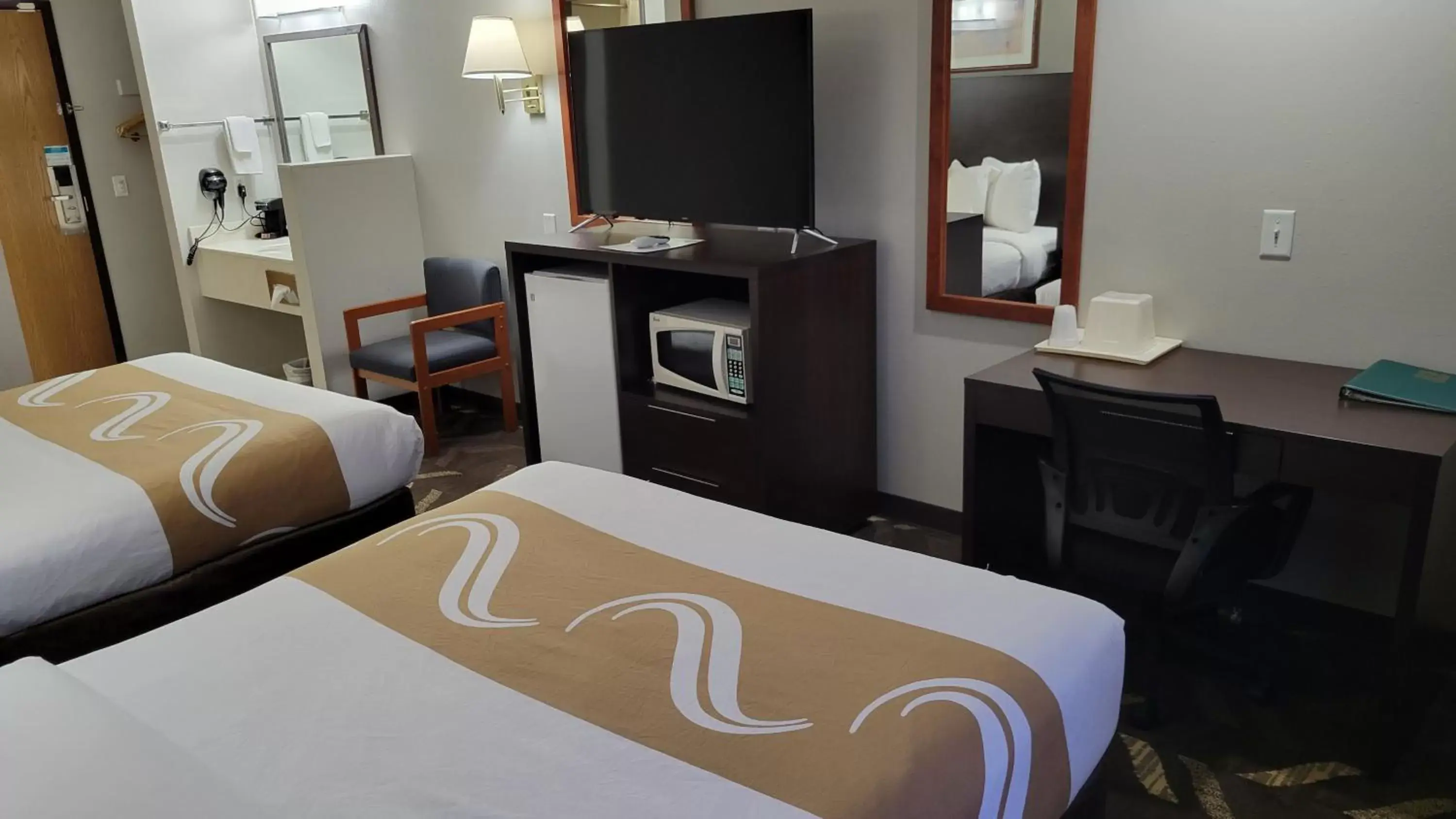 Photo of the whole room, Bed in Quality Inn & Suites Salina National Forest Area Photo of the whole room, Bed in Quality Inn & Suites Salina National Forest Area