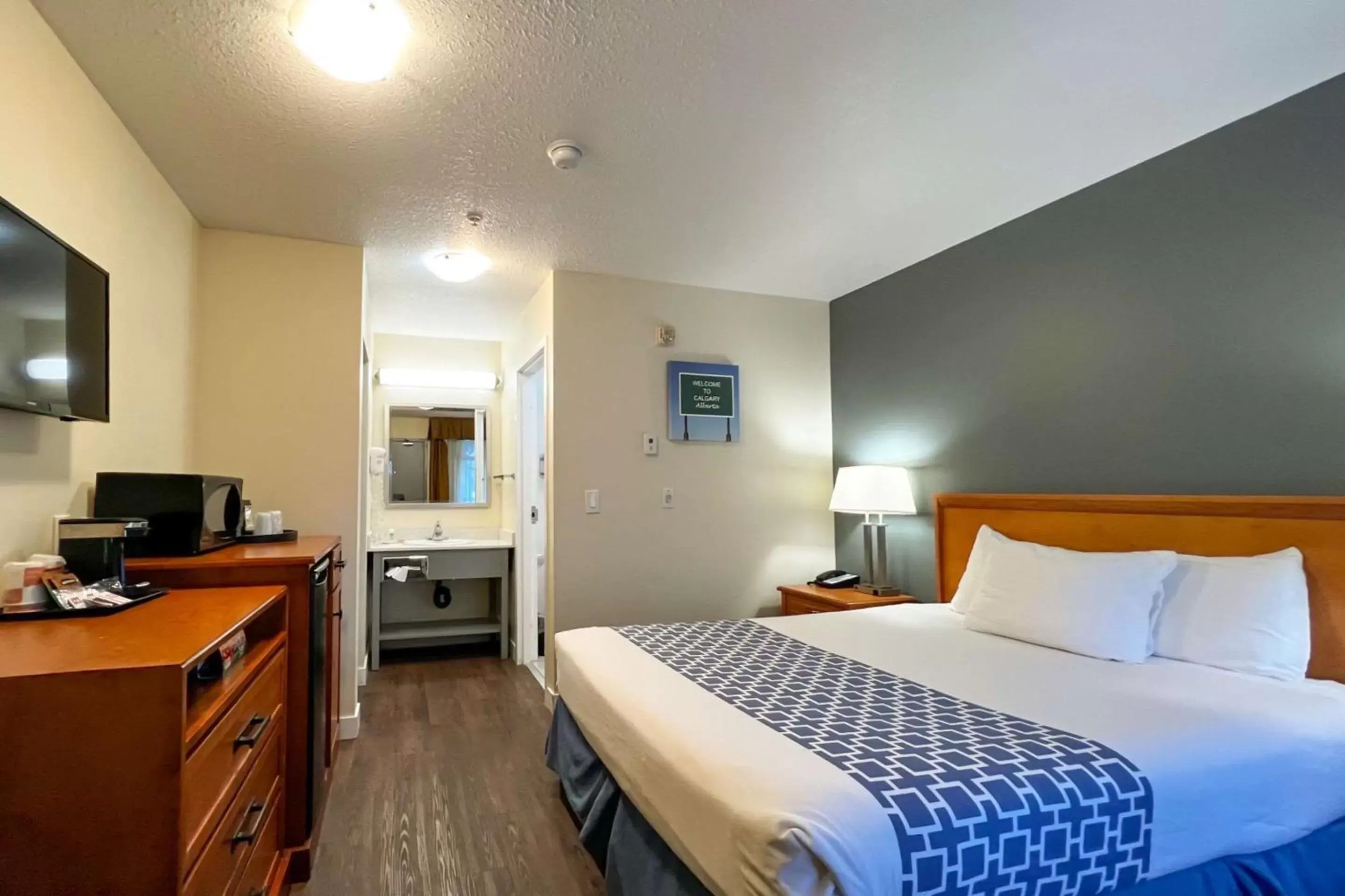 Bedroom, Bed in Econo Lodge Inn & Suites University