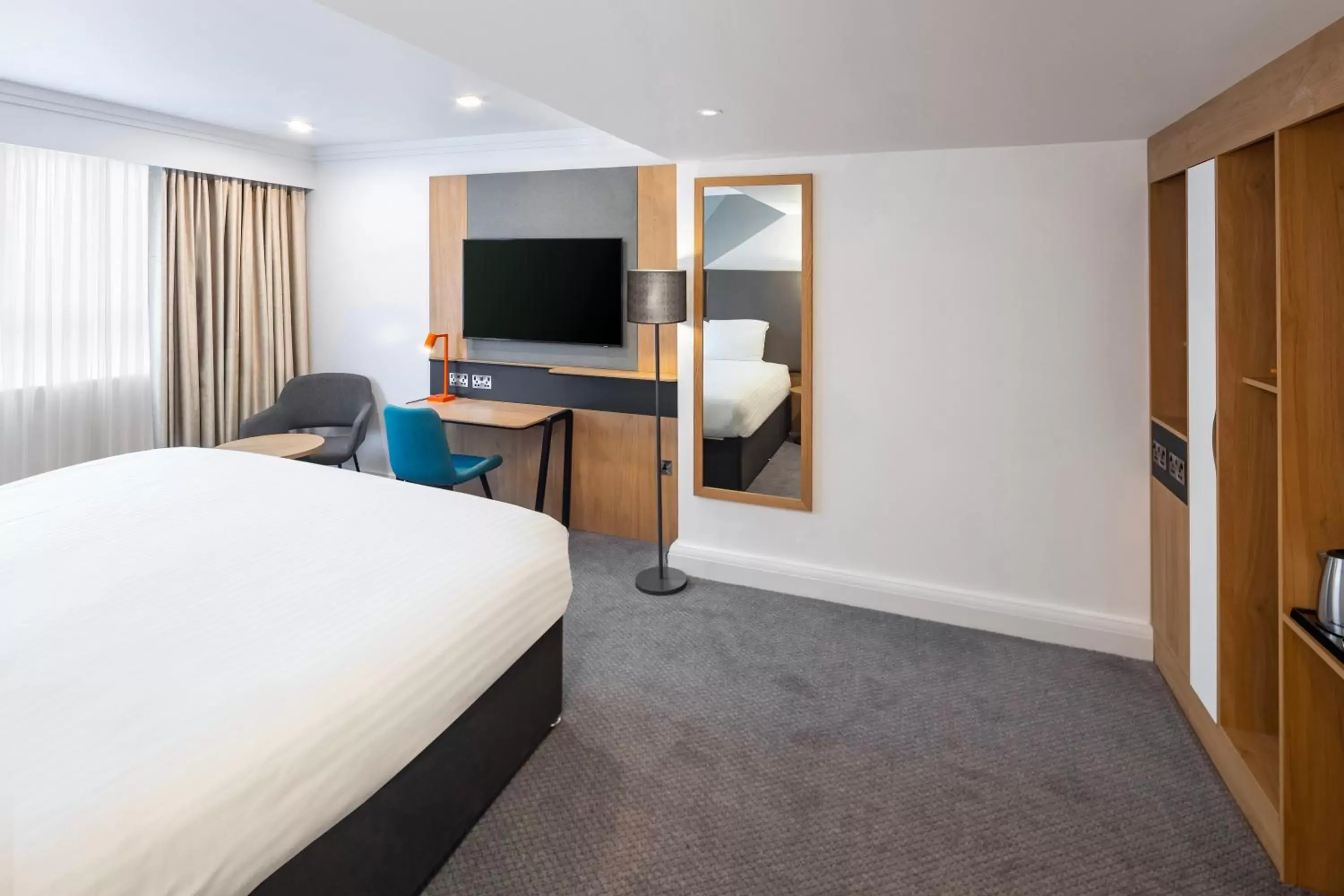 Bedroom, TV/Entertainment Center in Holiday Inn London-Bexley, an IHG Hotel