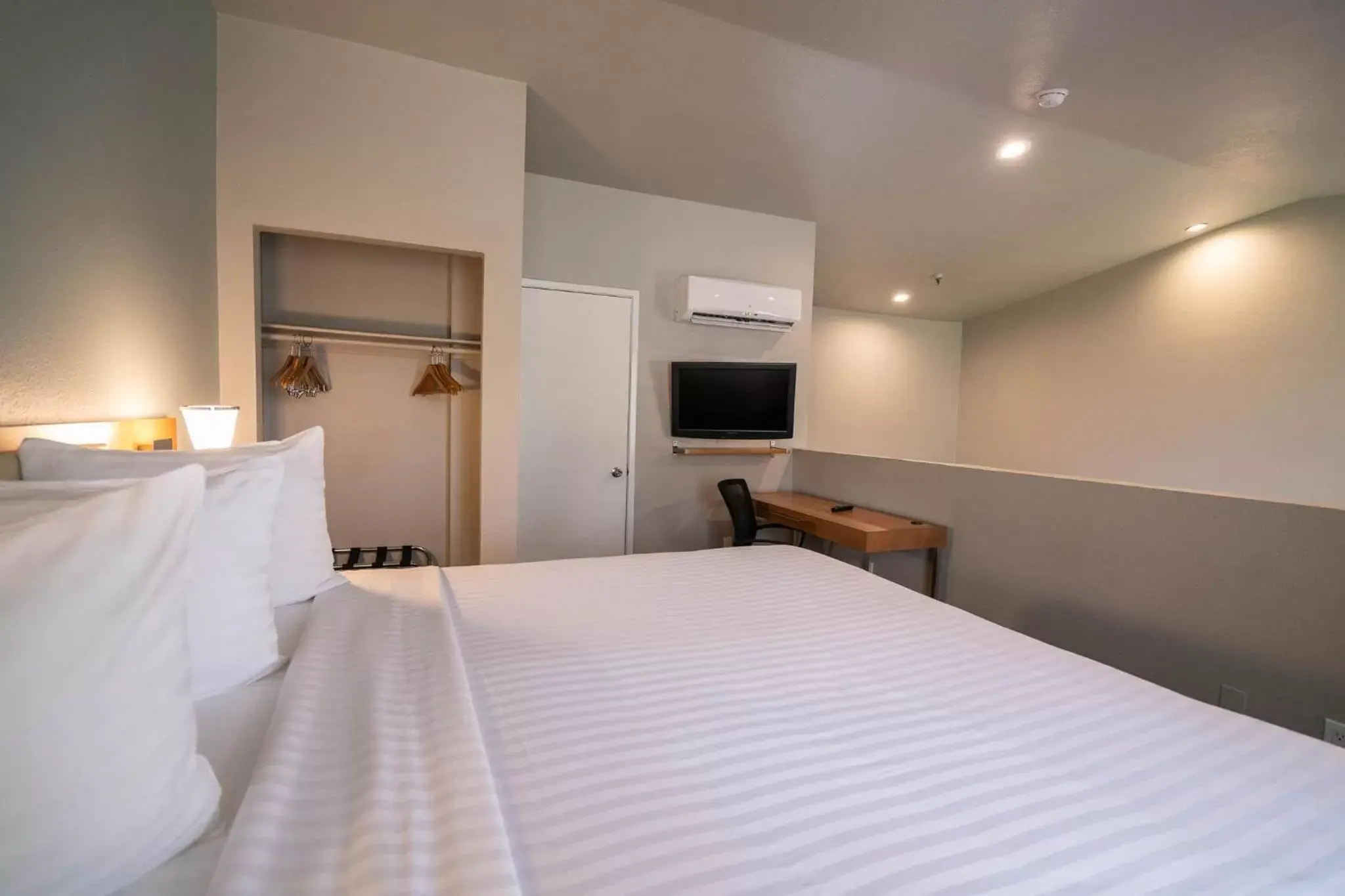Bedroom, Bed in Alexis Park All Suite Resort