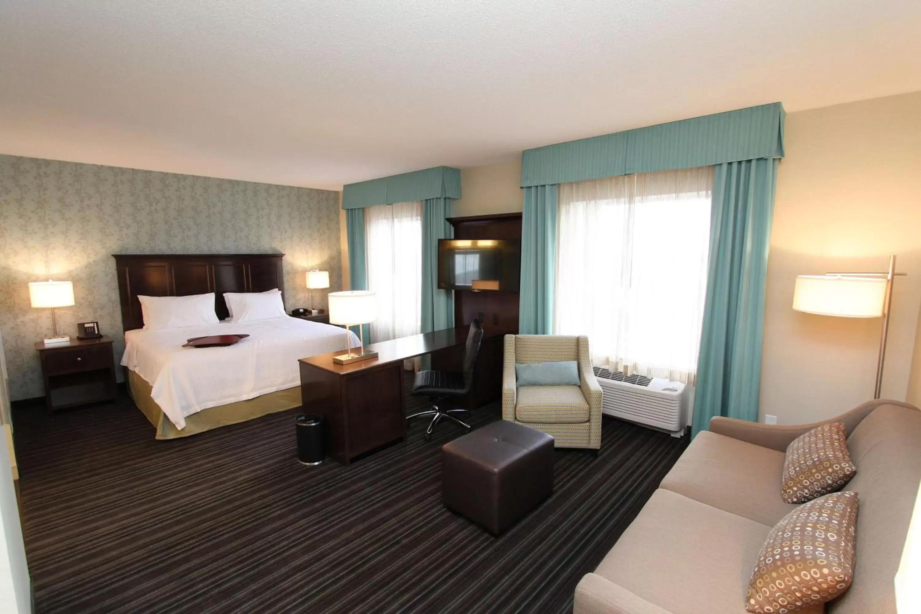 Bed in Hampton Inn & Suites by Hilton St. John's Airport