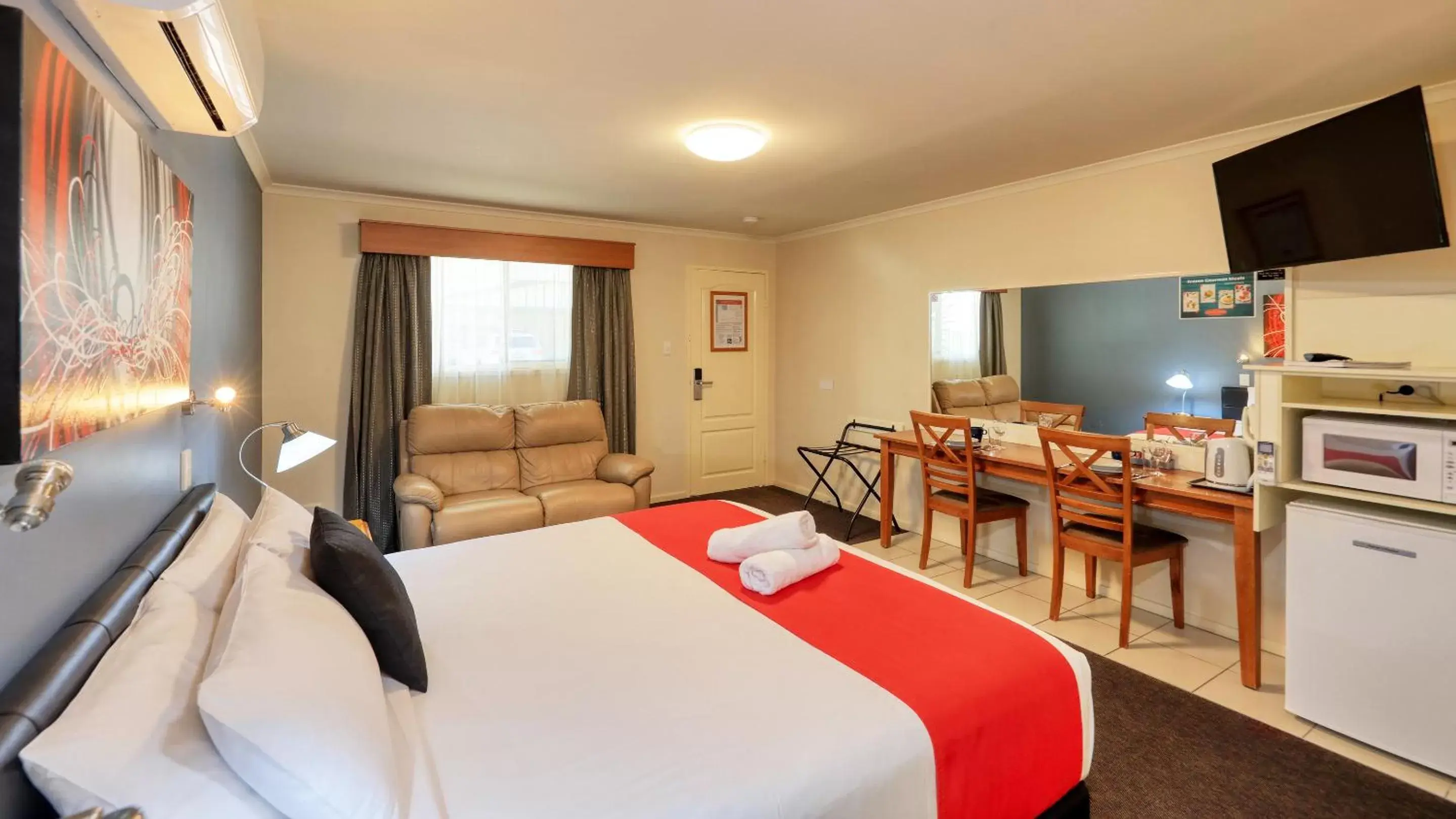 Photo of the whole room, TV/Entertainment Center in Best Western Caboolture Gateway Motel