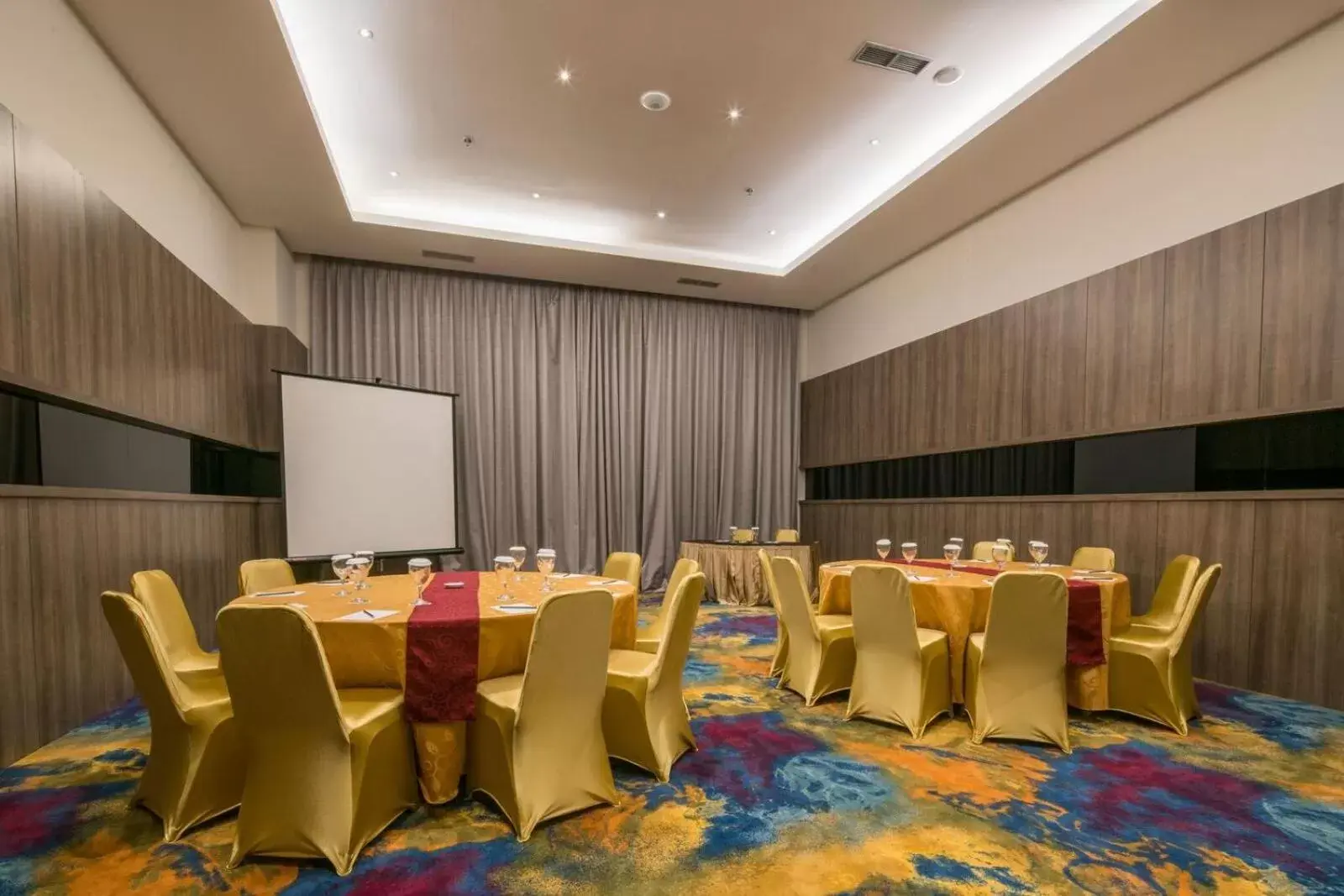 Meeting/conference room in Luminor Hotel Pecenongan Jakarta By WH