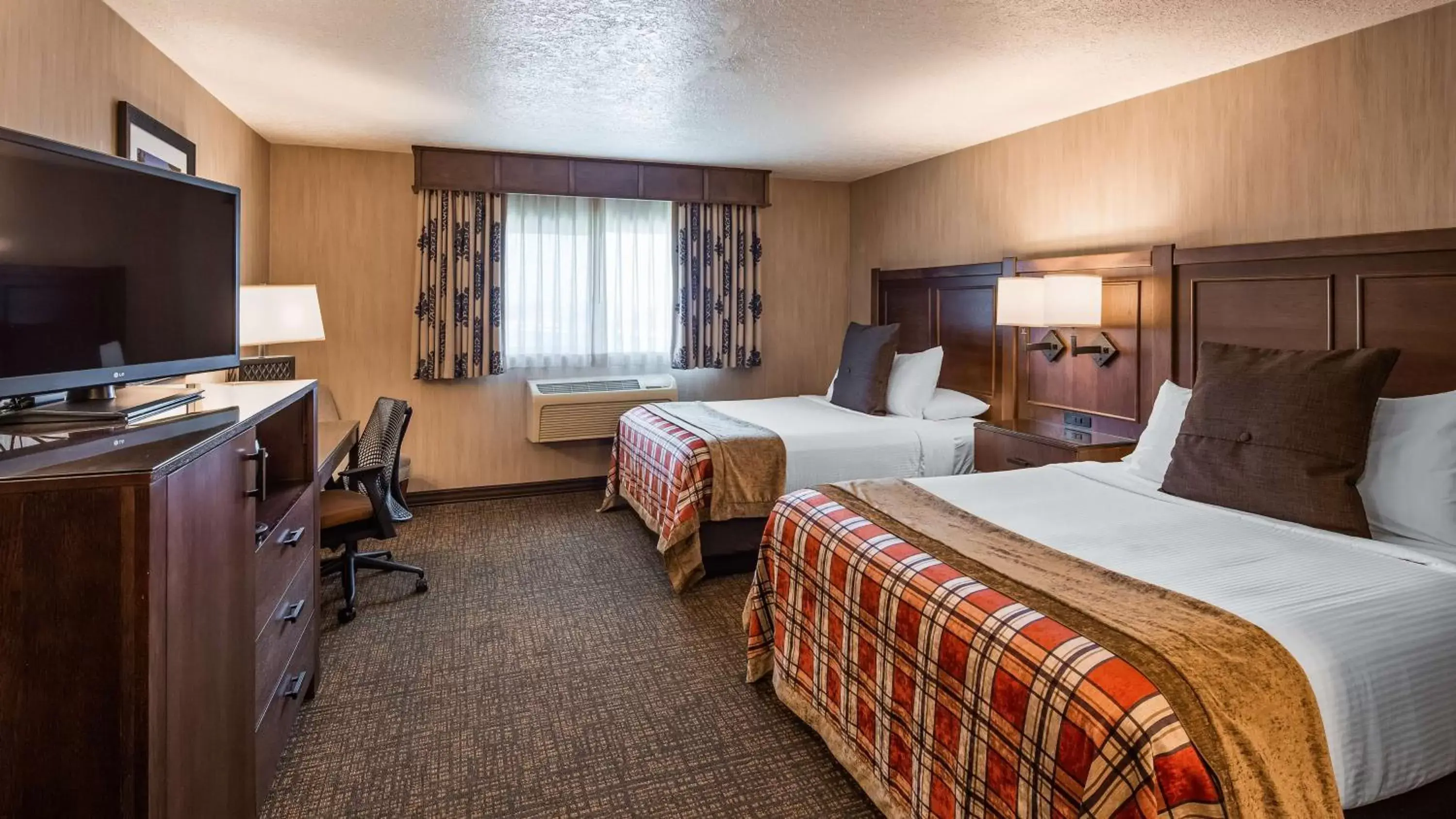 Photo of the whole room, TV/Entertainment Center in Best Western Plus Flathead Lake Inn and Suites