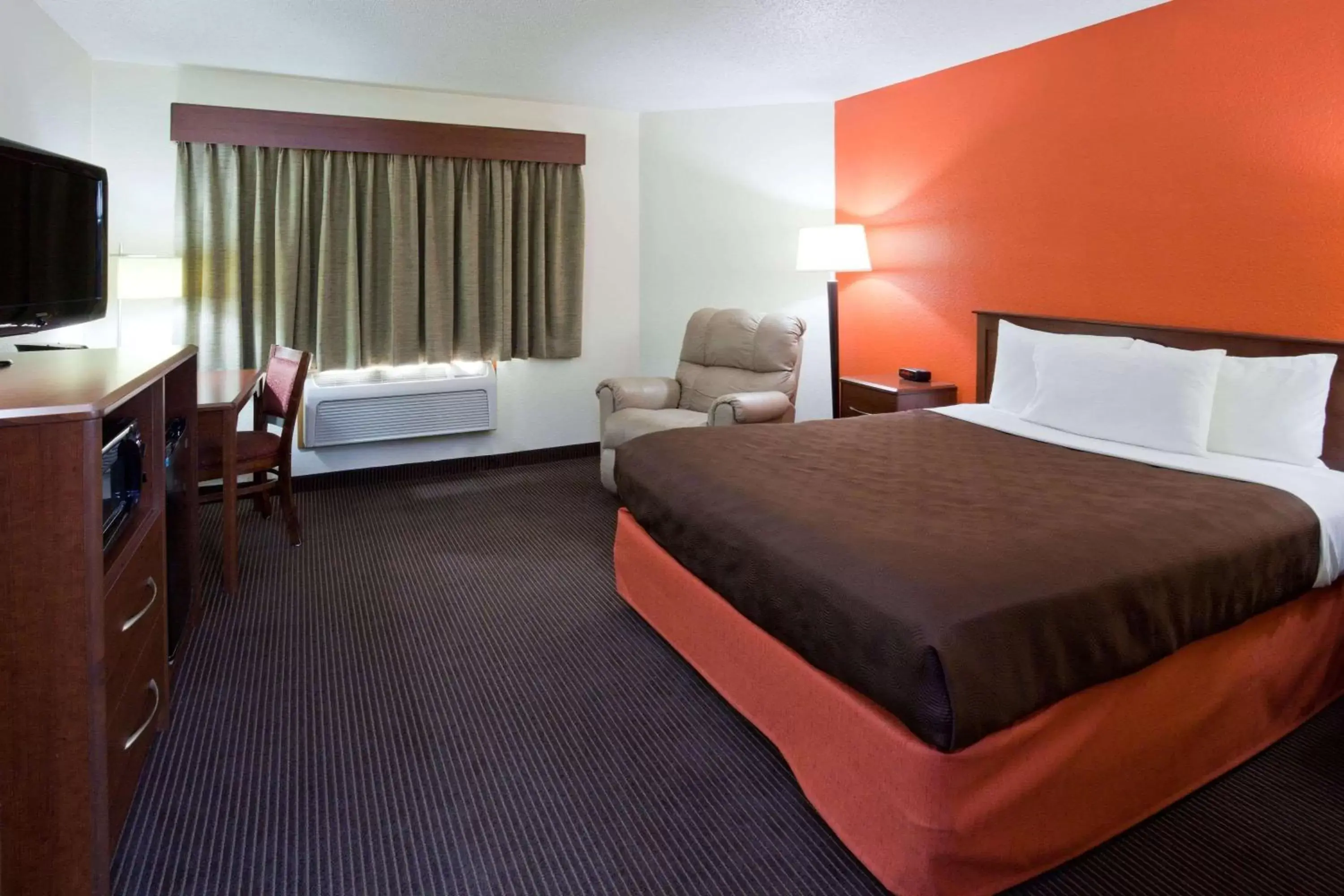 Photo of the whole room, Bed in AmericInn by Wyndham Monroe