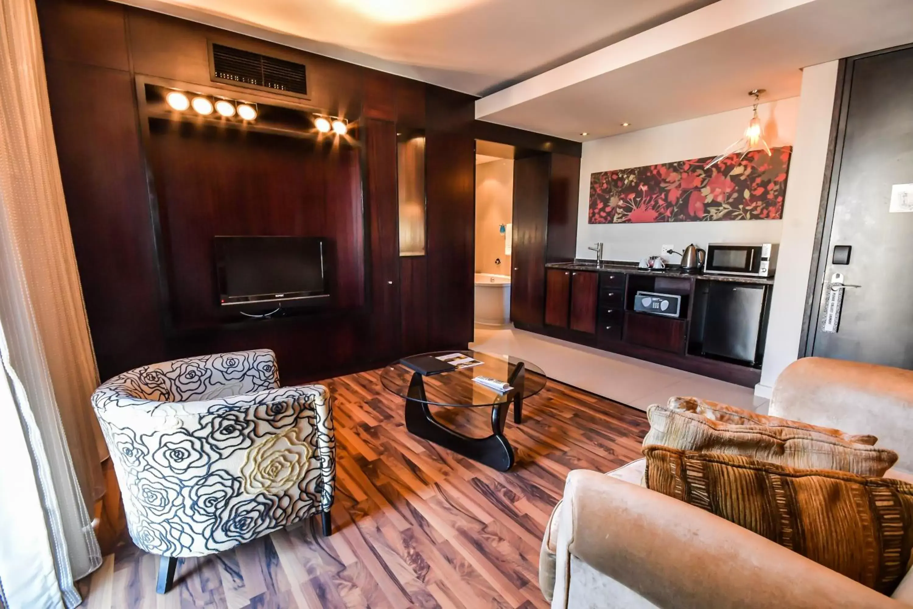 Kitchen or kitchenette, Seating Area in Colosseum Luxury Hotel