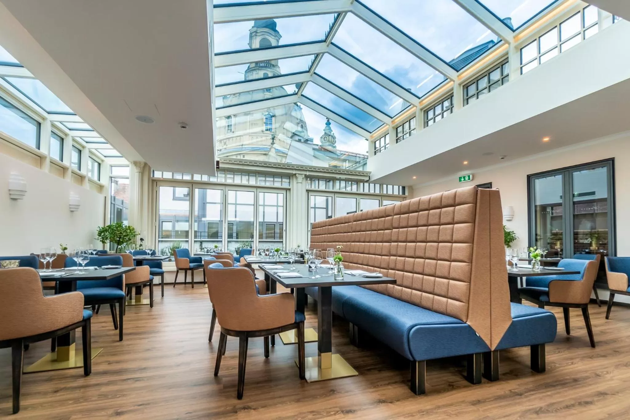 Restaurant/places to eat in Hotel Suitess