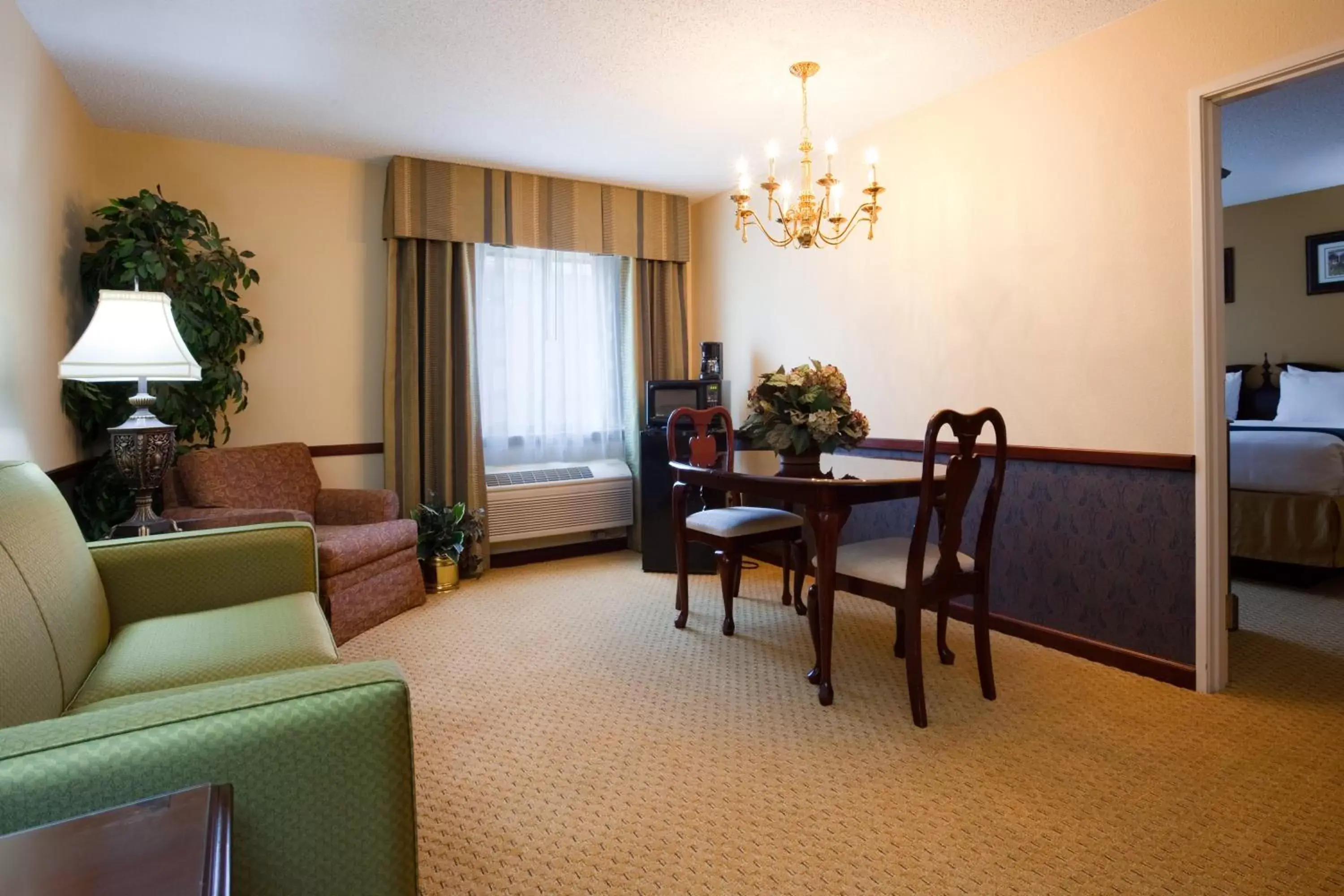 Photo of the whole room, Seating Area in Holiday Inn Express Sheboygan-Kohler / I-43, an IHG Hotel