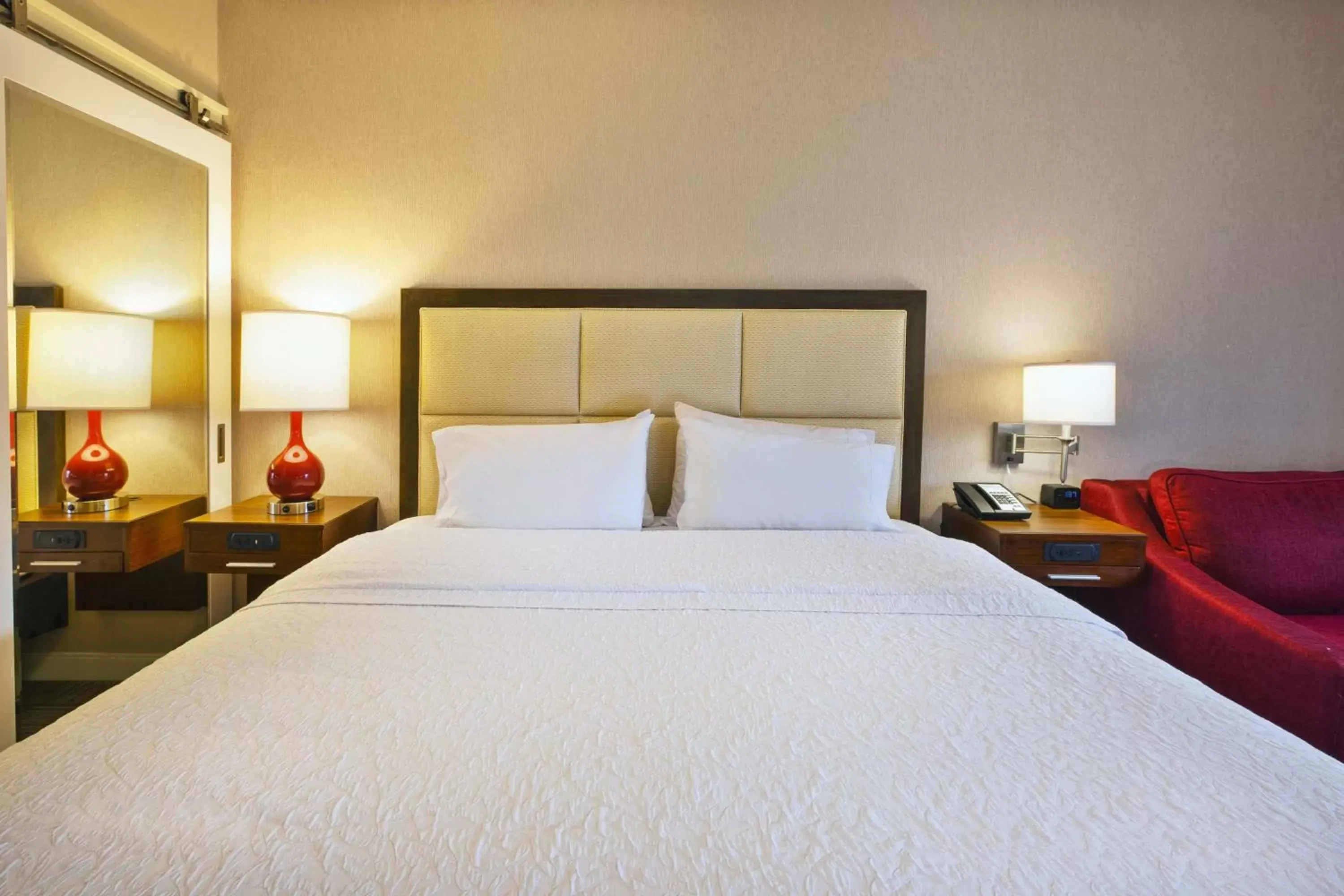 Bed in Hampton Inn & Suites Providence-Warwick Airport