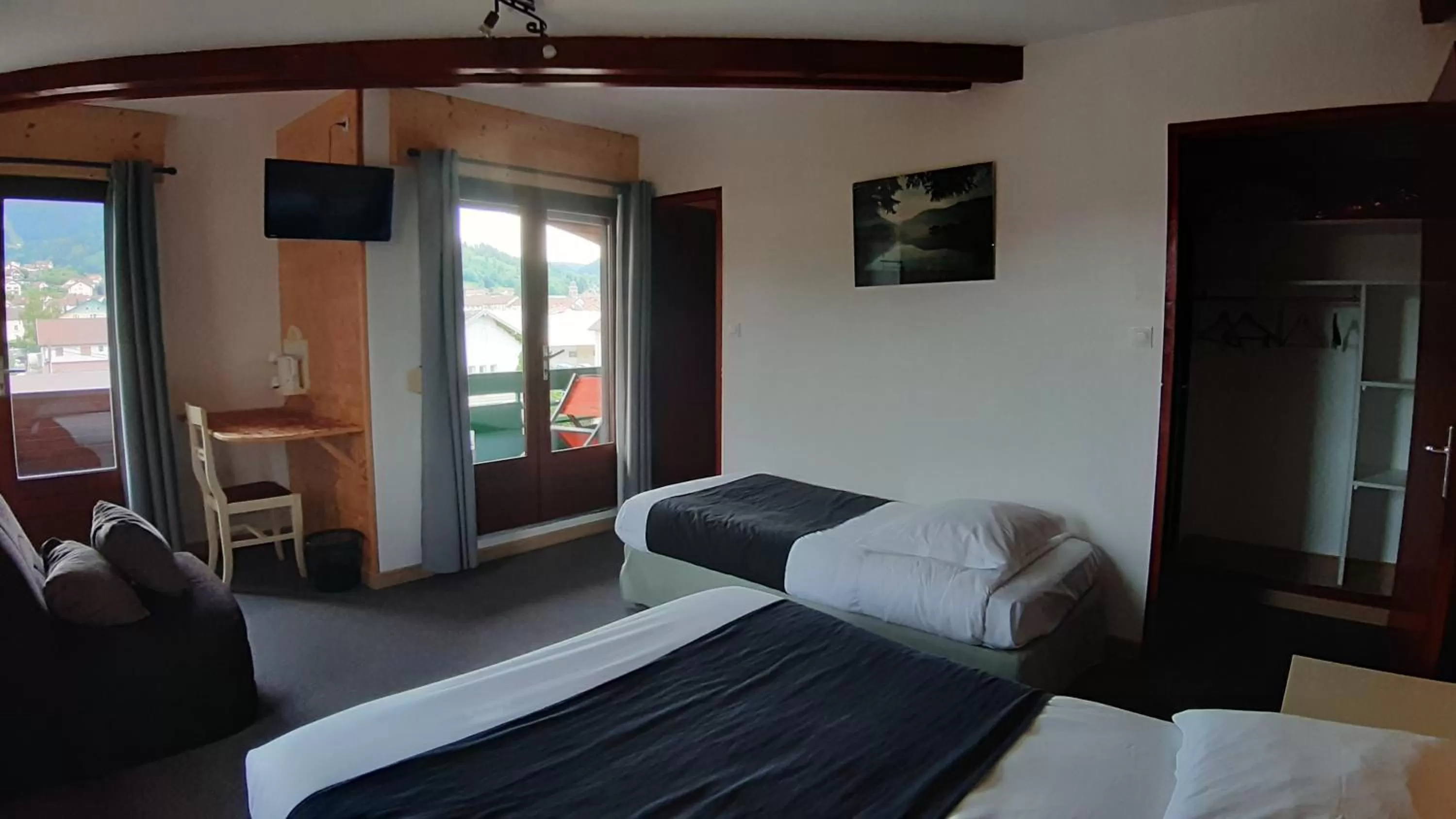 Balcony/Terrace, Bed in Hotel De La Route Verte