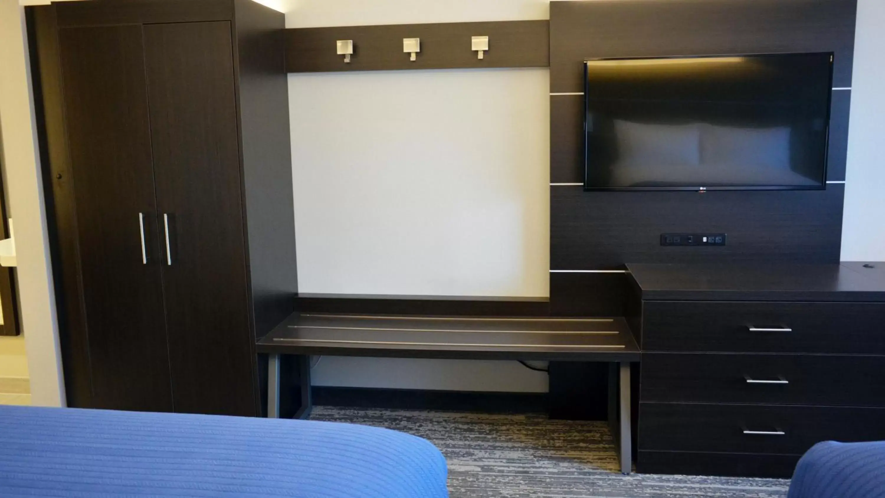 Photo of the whole room, TV/Entertainment Center in Holiday Inn Express & Suites - Jacksonville W - I295 and I10, an IHG Hotel