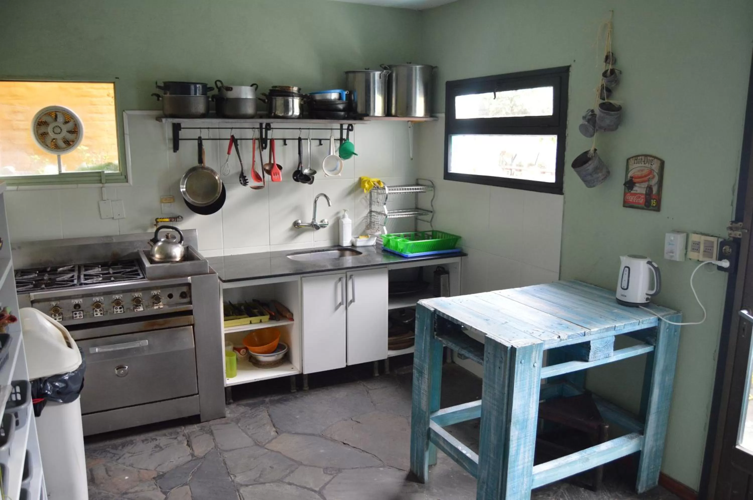 Kitchen or kitchenette in VIAJERO Posada & Hostel Punta del este