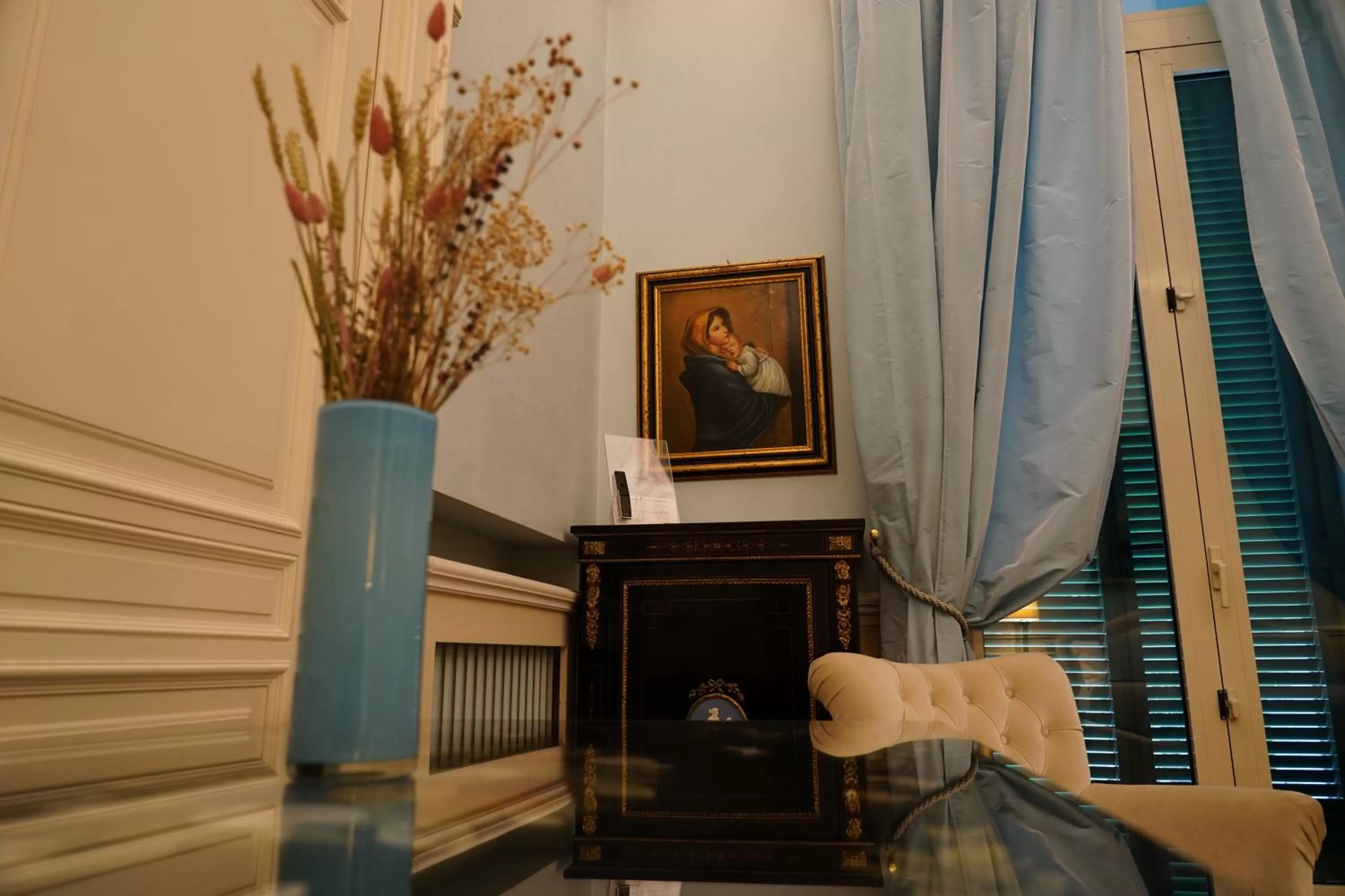 TV/Entertainment Center in Sisuites