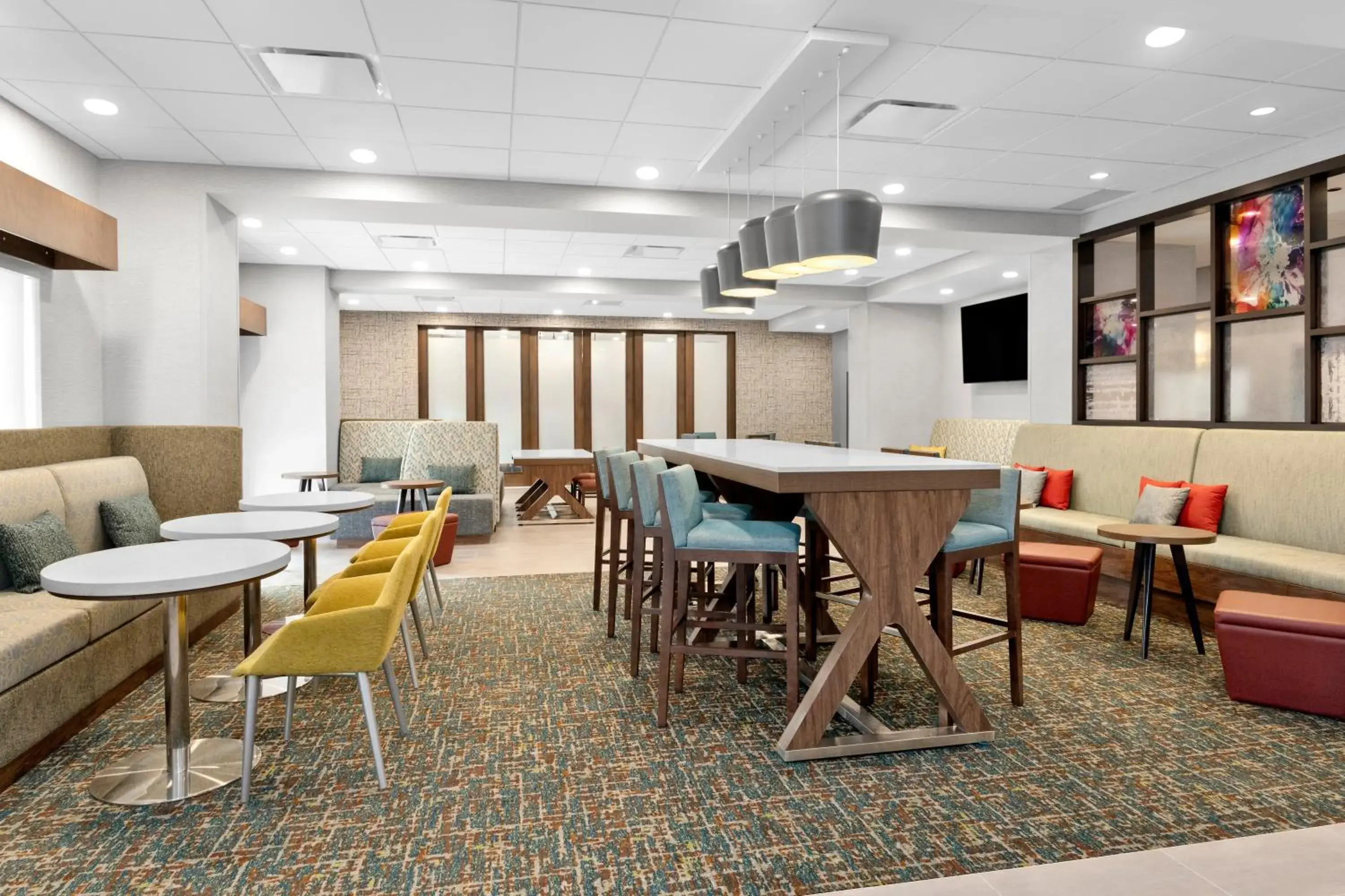 Communal lounge/ TV room, Restaurant/Places to Eat in Hampton Inn By Hilton Cornwall