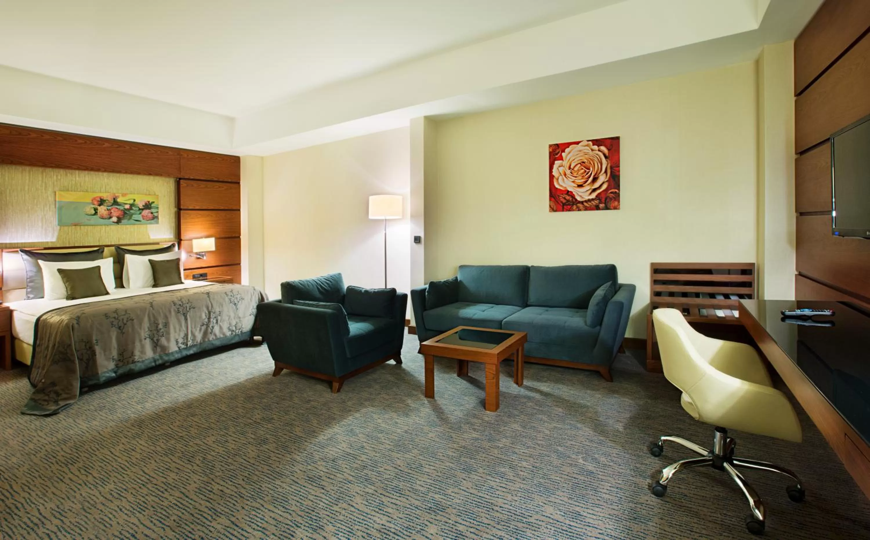 Living room, Bed in Dedeman Erbil Hotel City Center