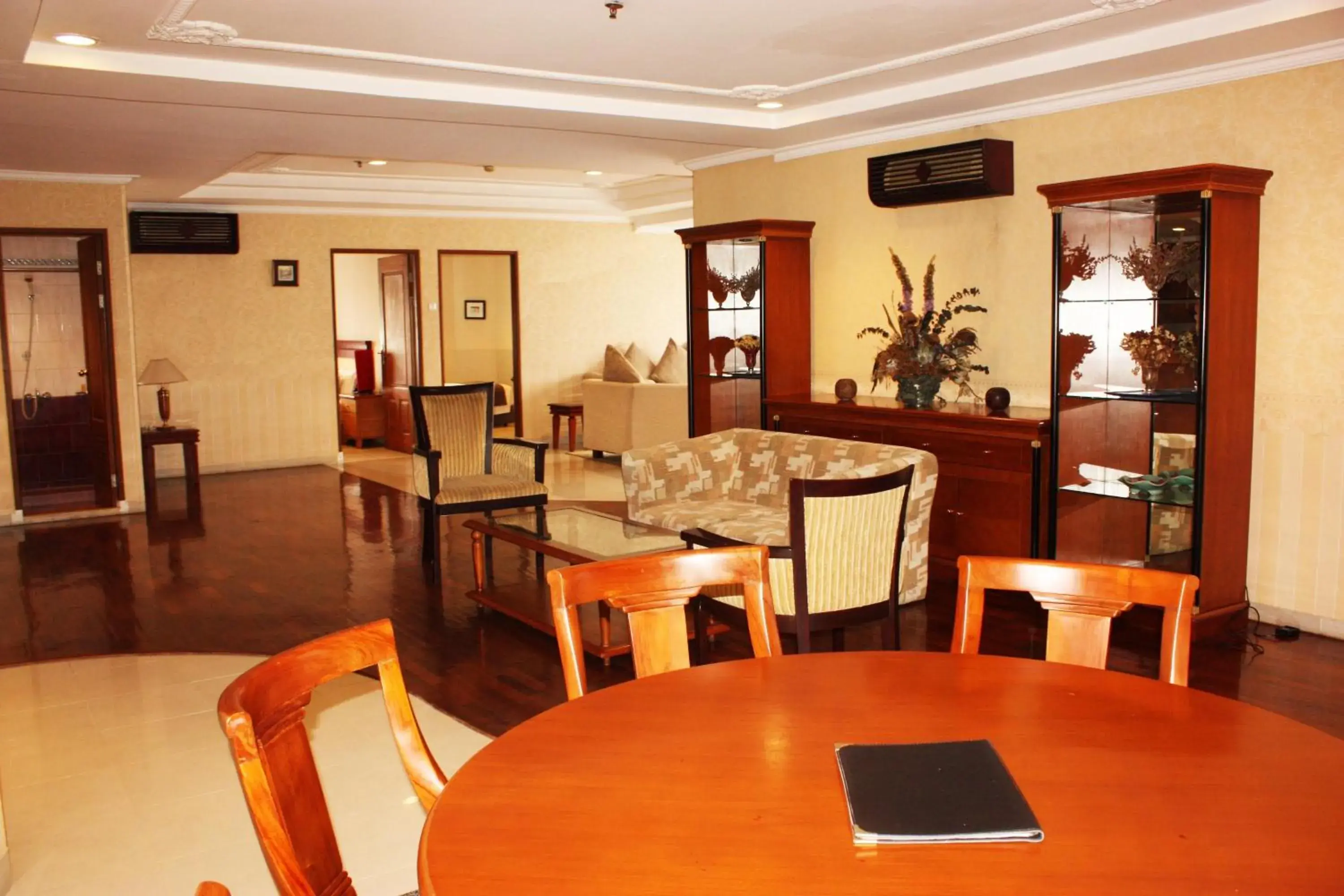Dining area, Restaurant/Places to Eat in Travellers Suites Serviced Apartments