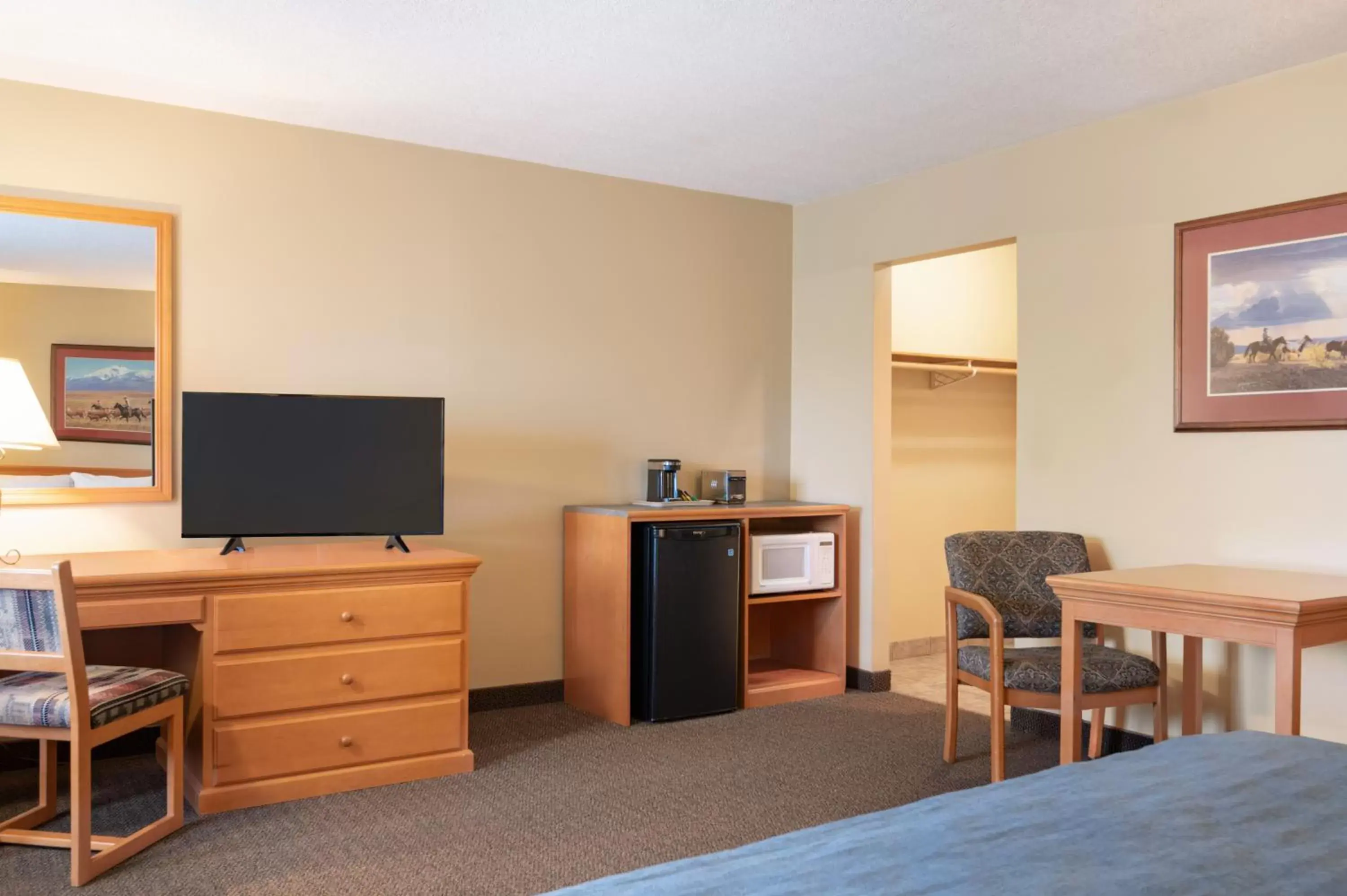 Bedroom, Seating Area in Travelodge by Wyndham Edson