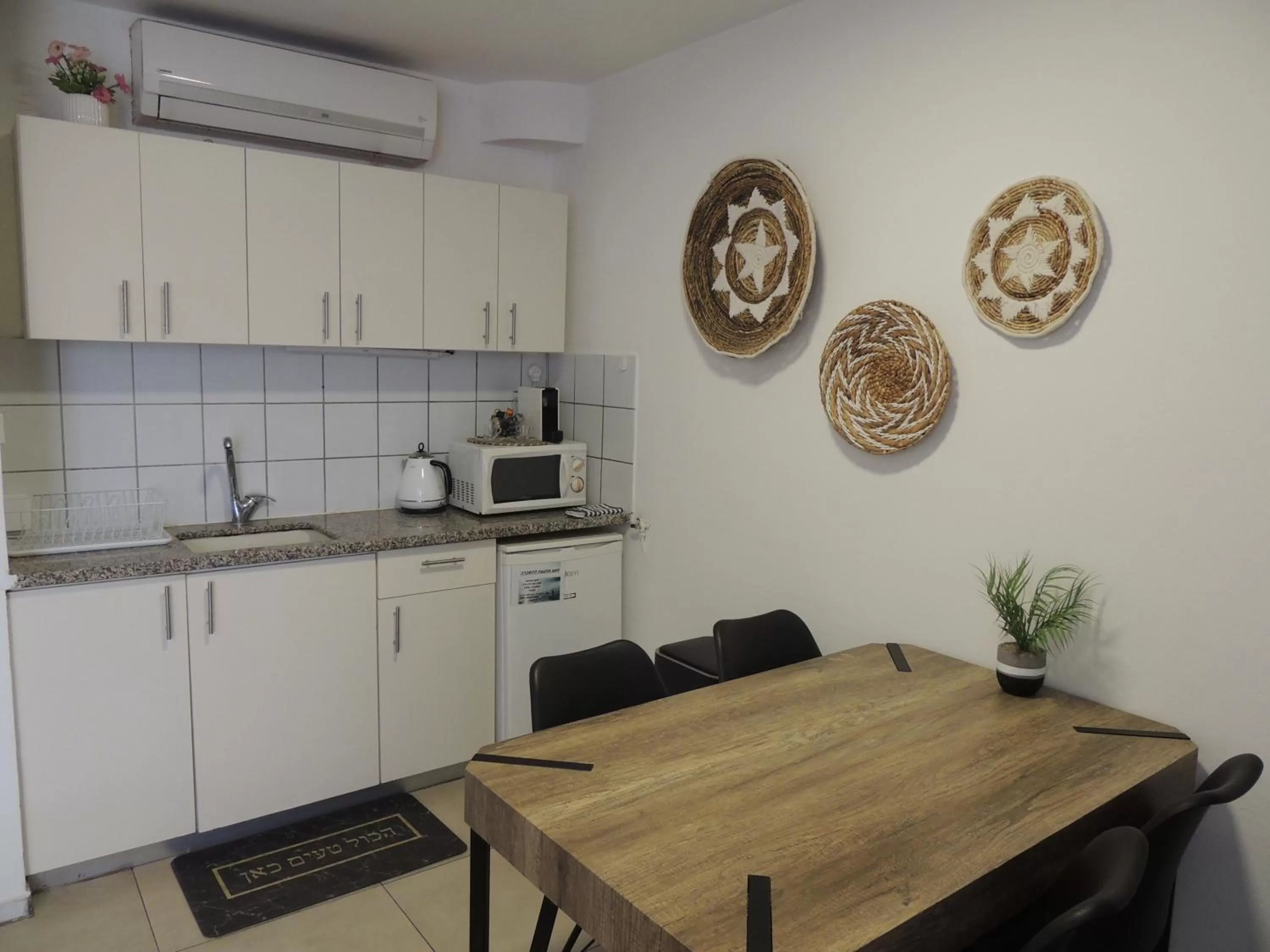 Kitchen or kitchenette, Kitchen/Kitchenette in Lev Eilat Suites