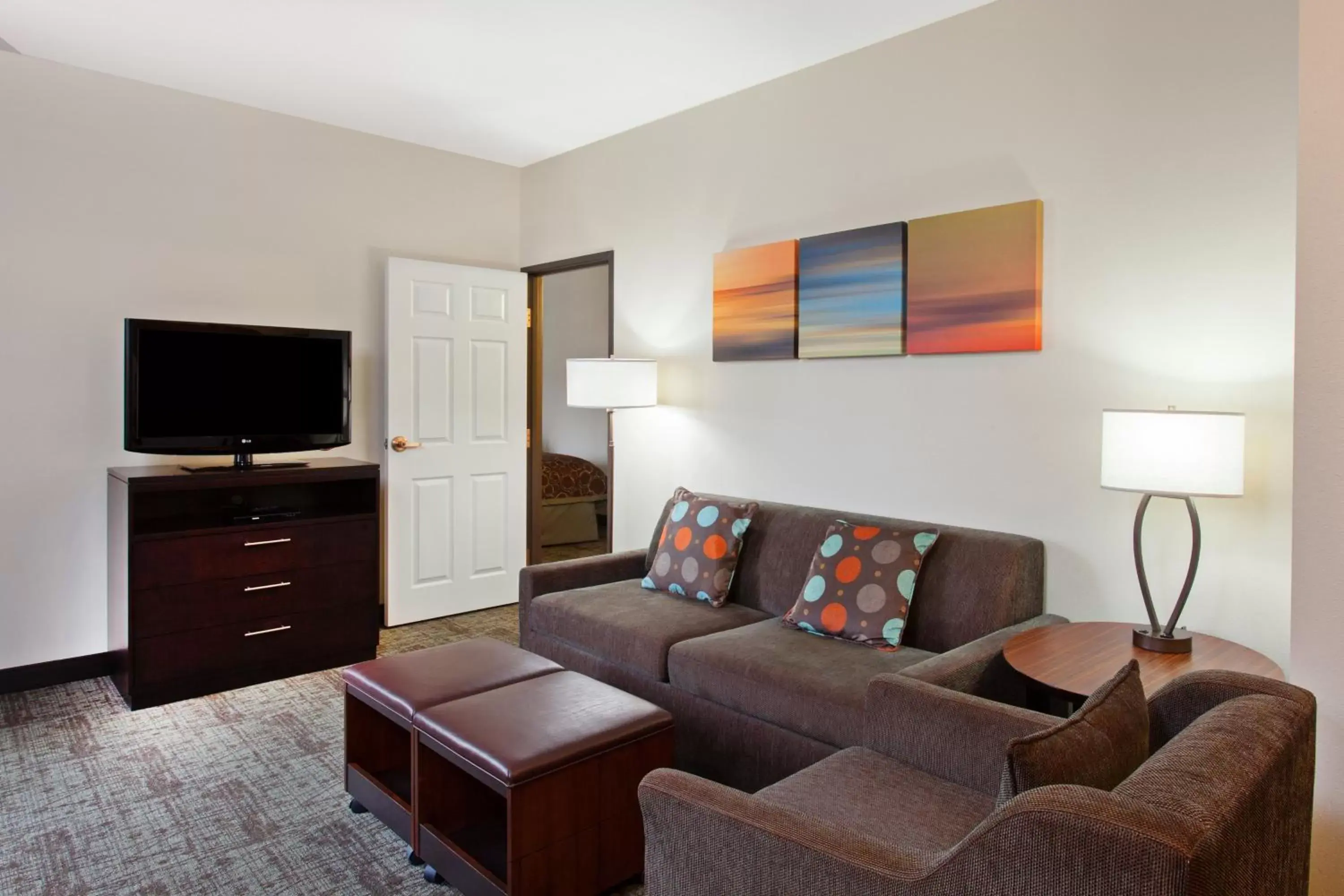 Photo of the whole room, Lounge/Bar in Staybridge Suites Irvine East/Lake Forest, an IHG Hotel