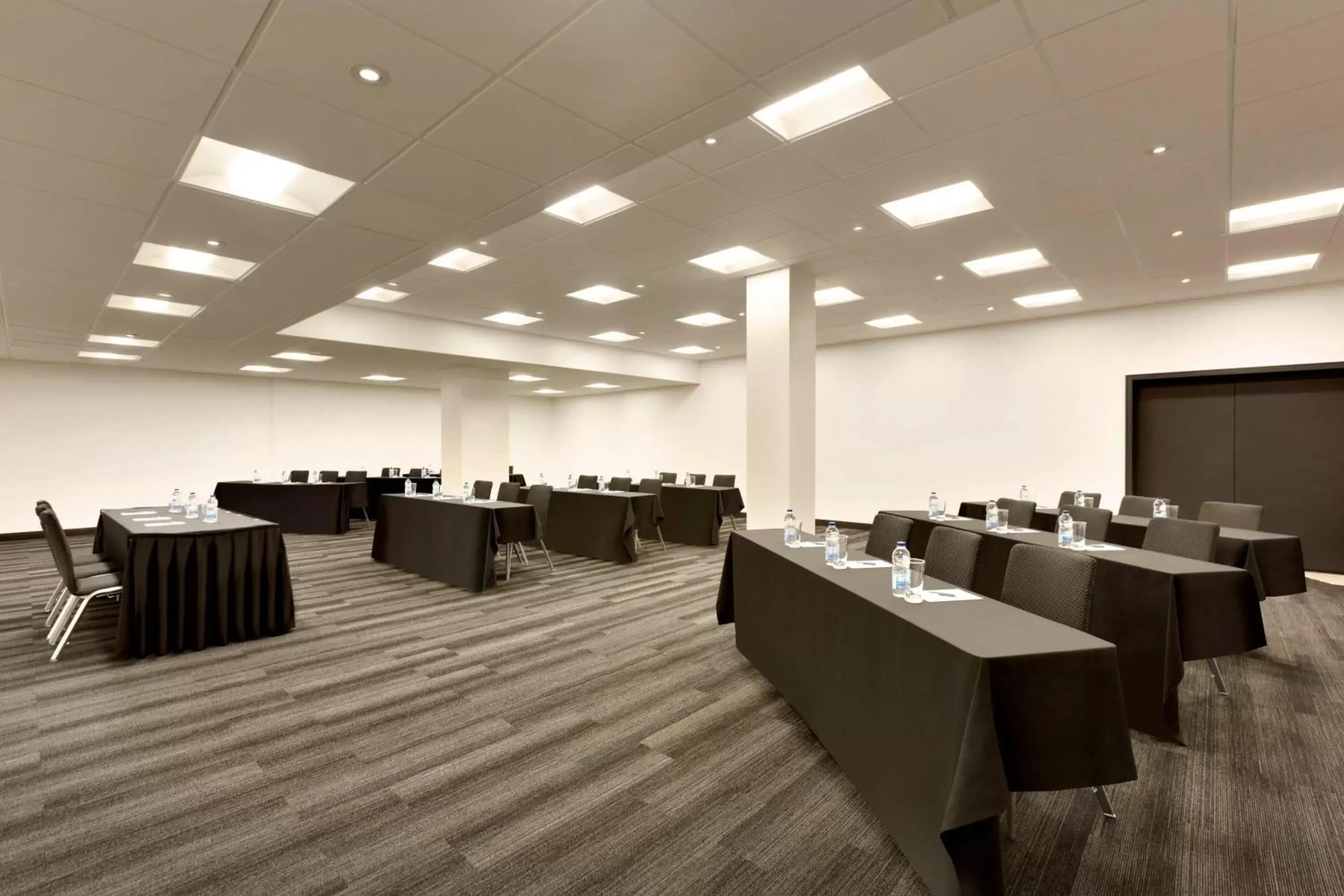 Meeting/conference room in Hotel PUR, Quebec, a Tribute Portfolio Hotel
