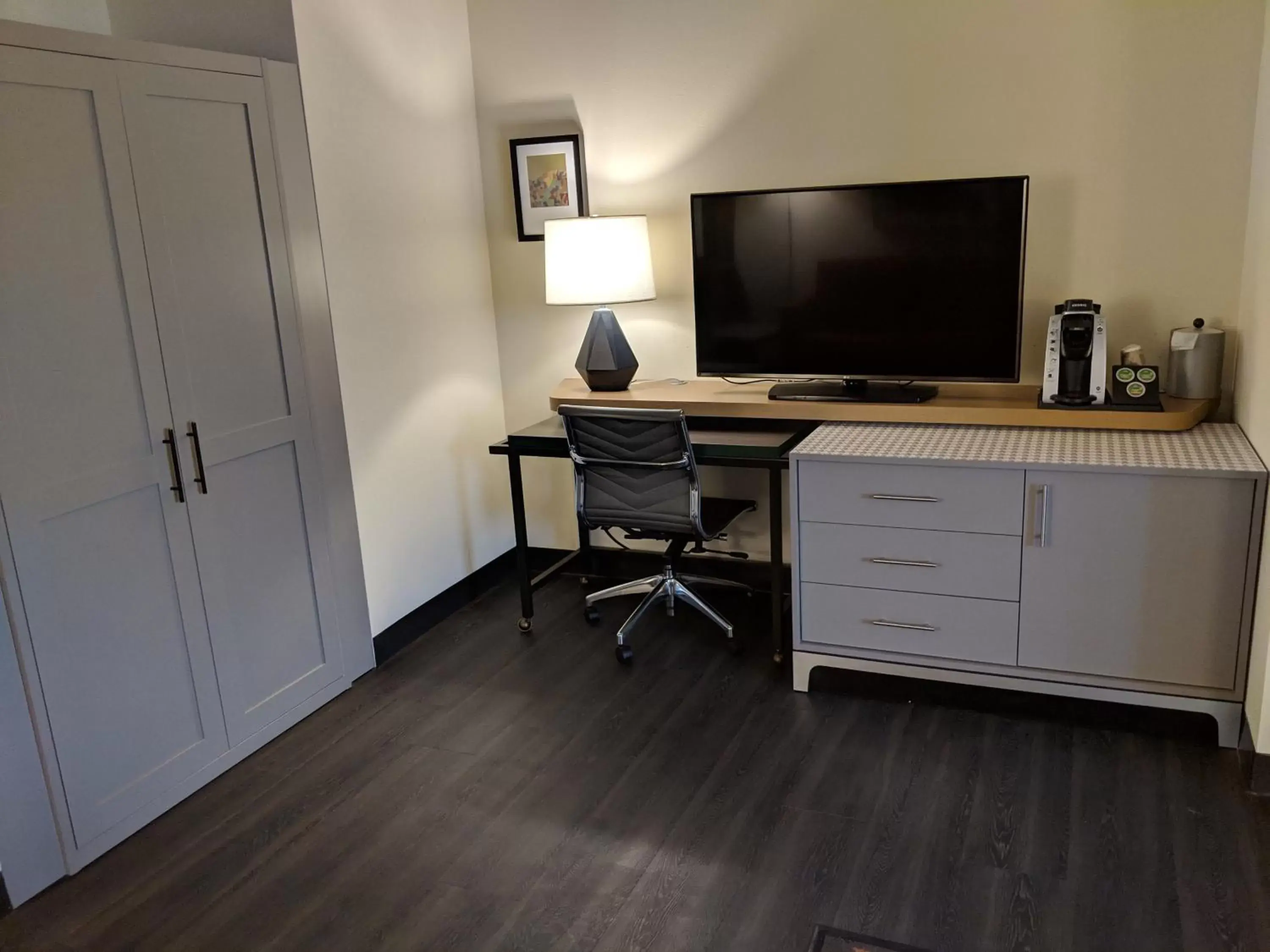 Photo of the whole room, TV/Entertainment Center in Holiday Inn Champaign, an IHG Hotel