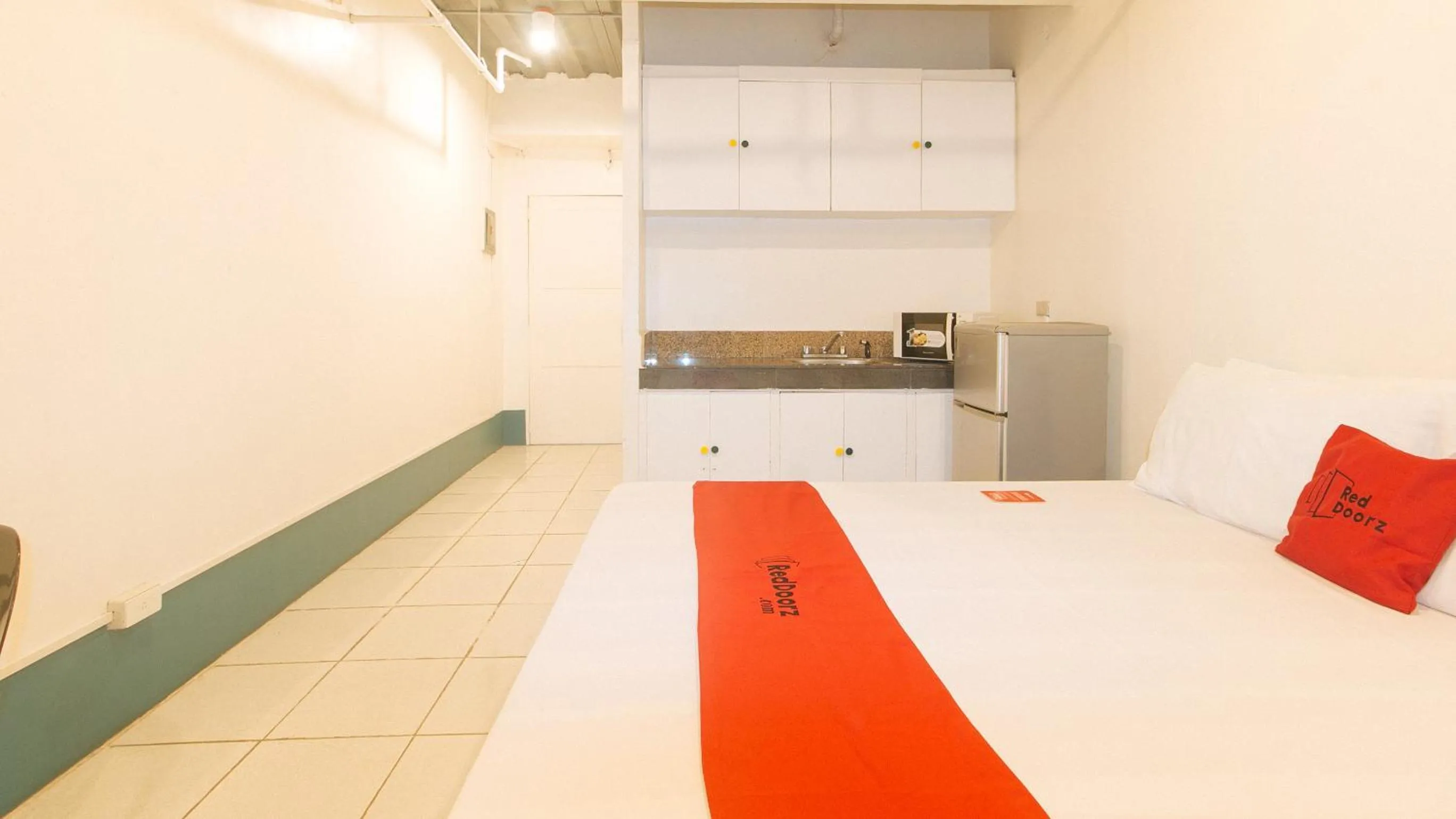 Photo of the whole room, Bed in RedDoorz at Crowne One Condo