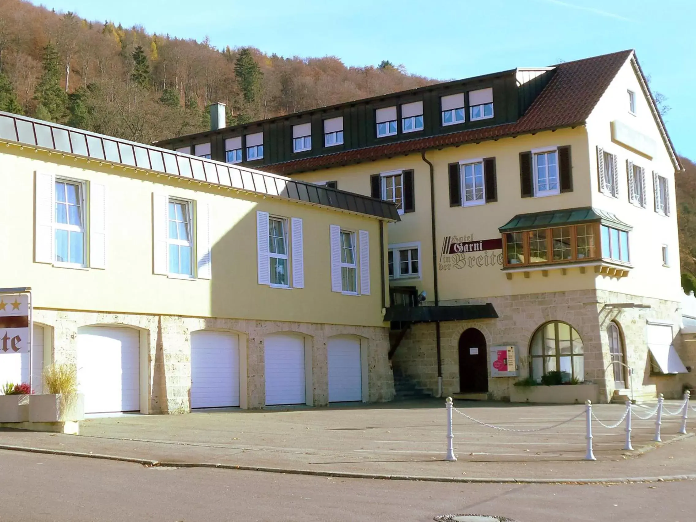 On site, Property Building in Hotel Garni in der Breite