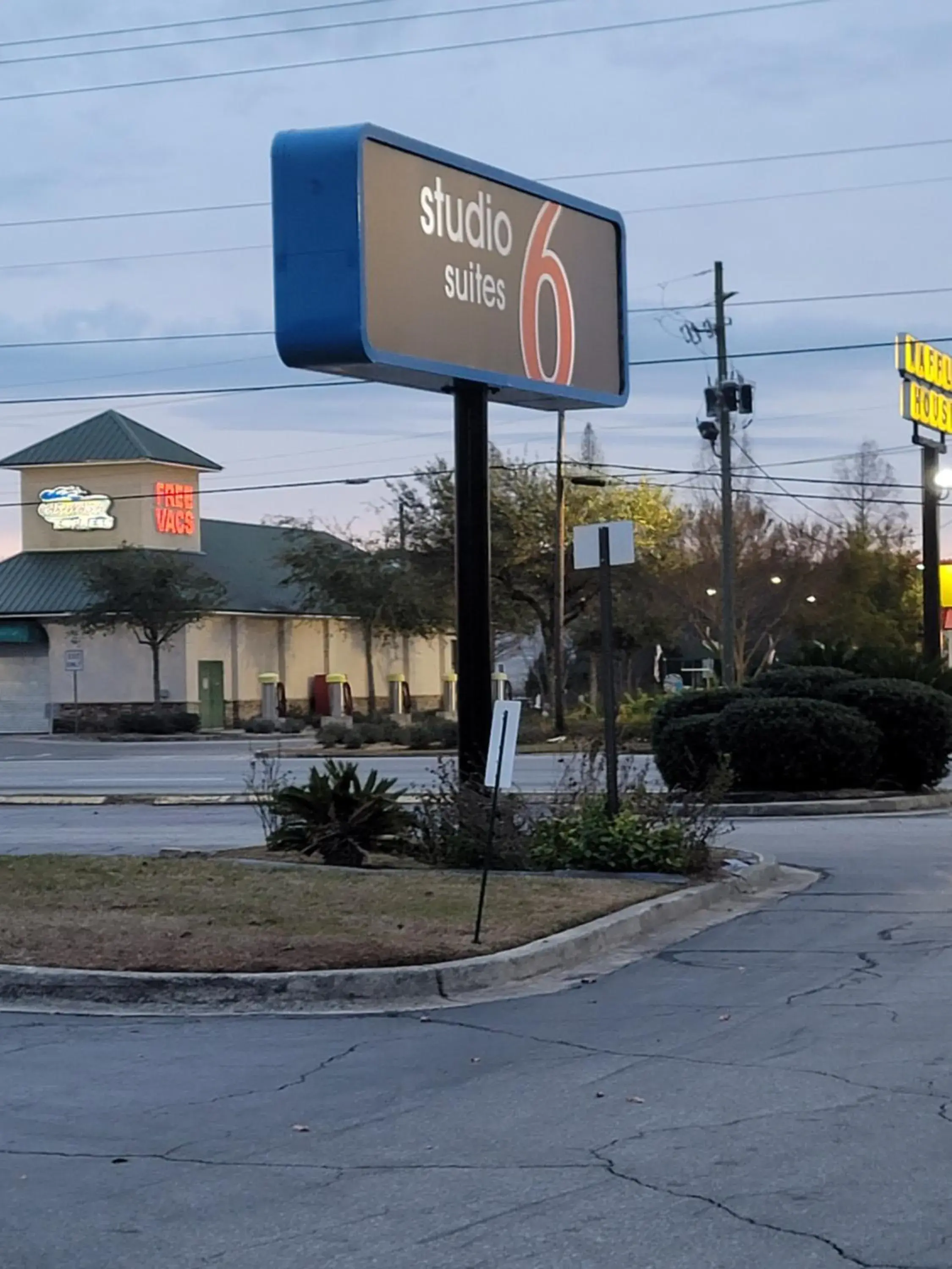 Property building in Studio 6 Suites Hinesville, GA Property building in Studio 6 Suites Hinesville, GA