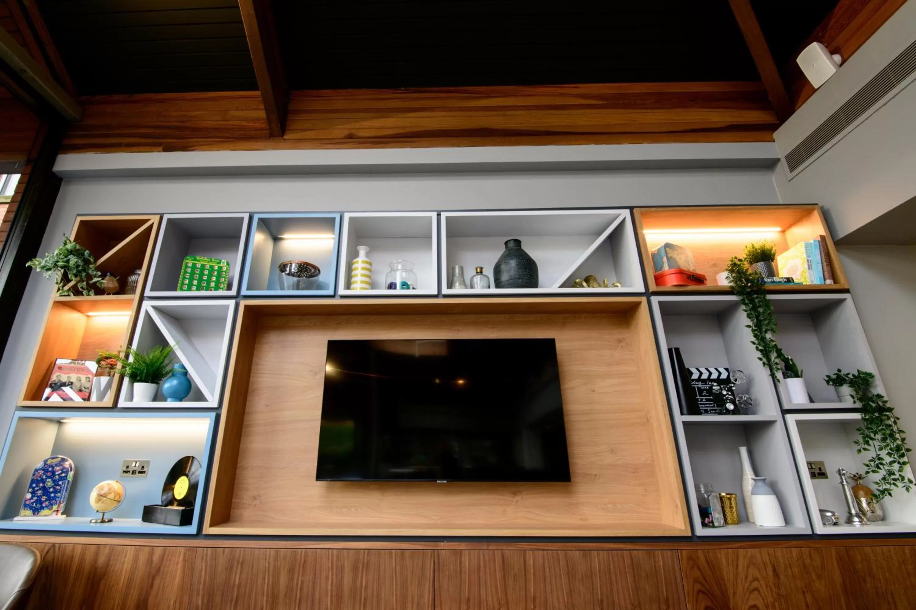 Lounge or bar in Holiday Inn Bolton Centre by IHG