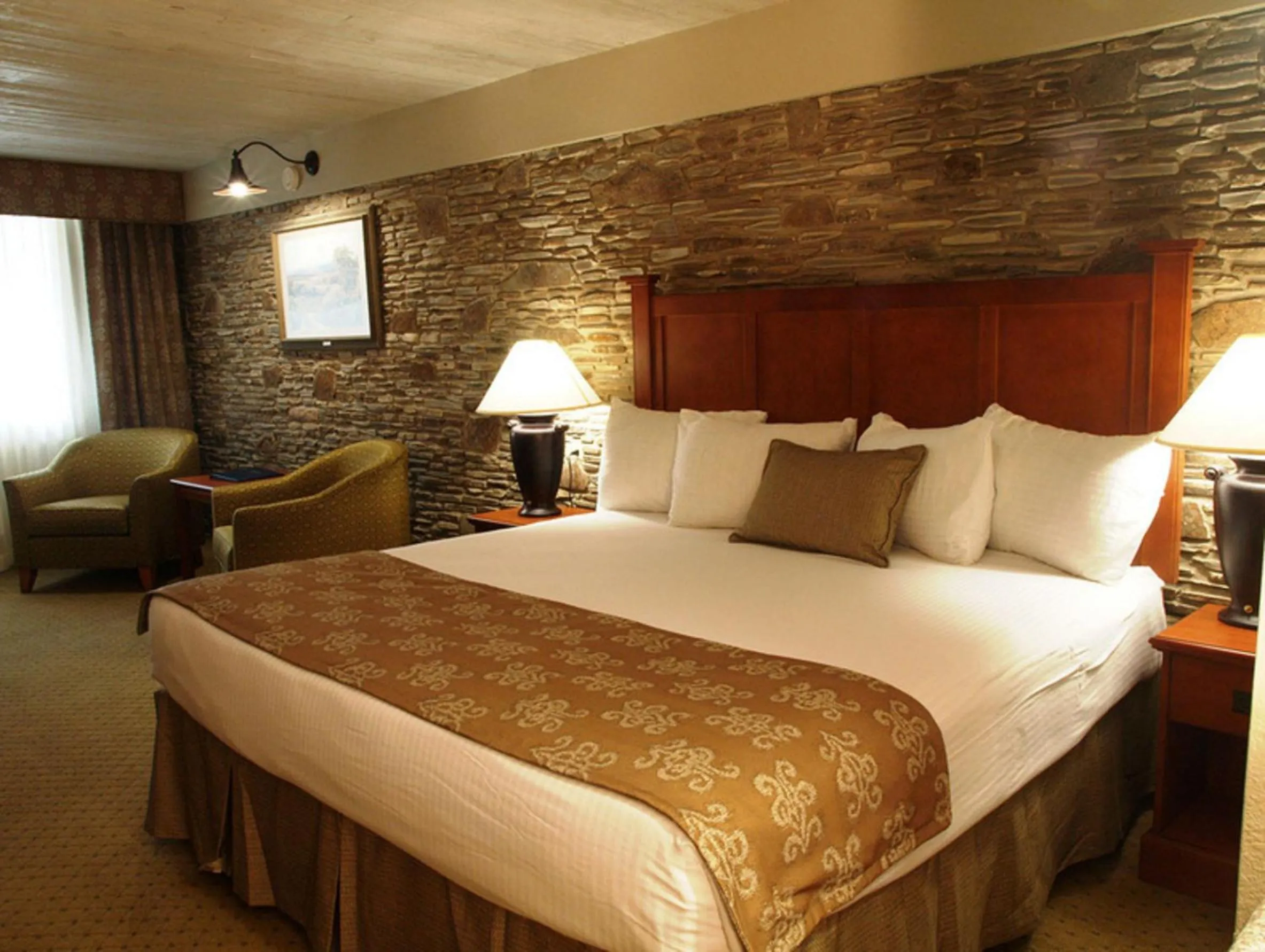 Bed in Inn of the Hills Hotel and Conference Center