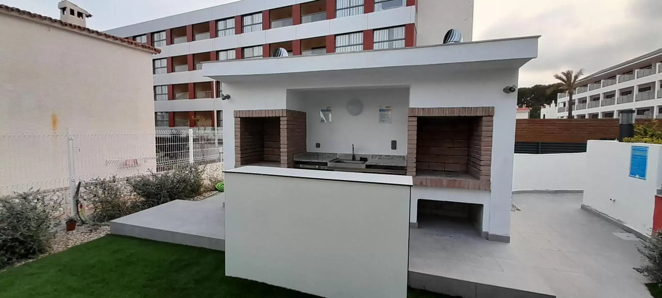 BBQ facilities, Kitchen/Kitchenette in AZAHAR BEACH Apartments & Spa