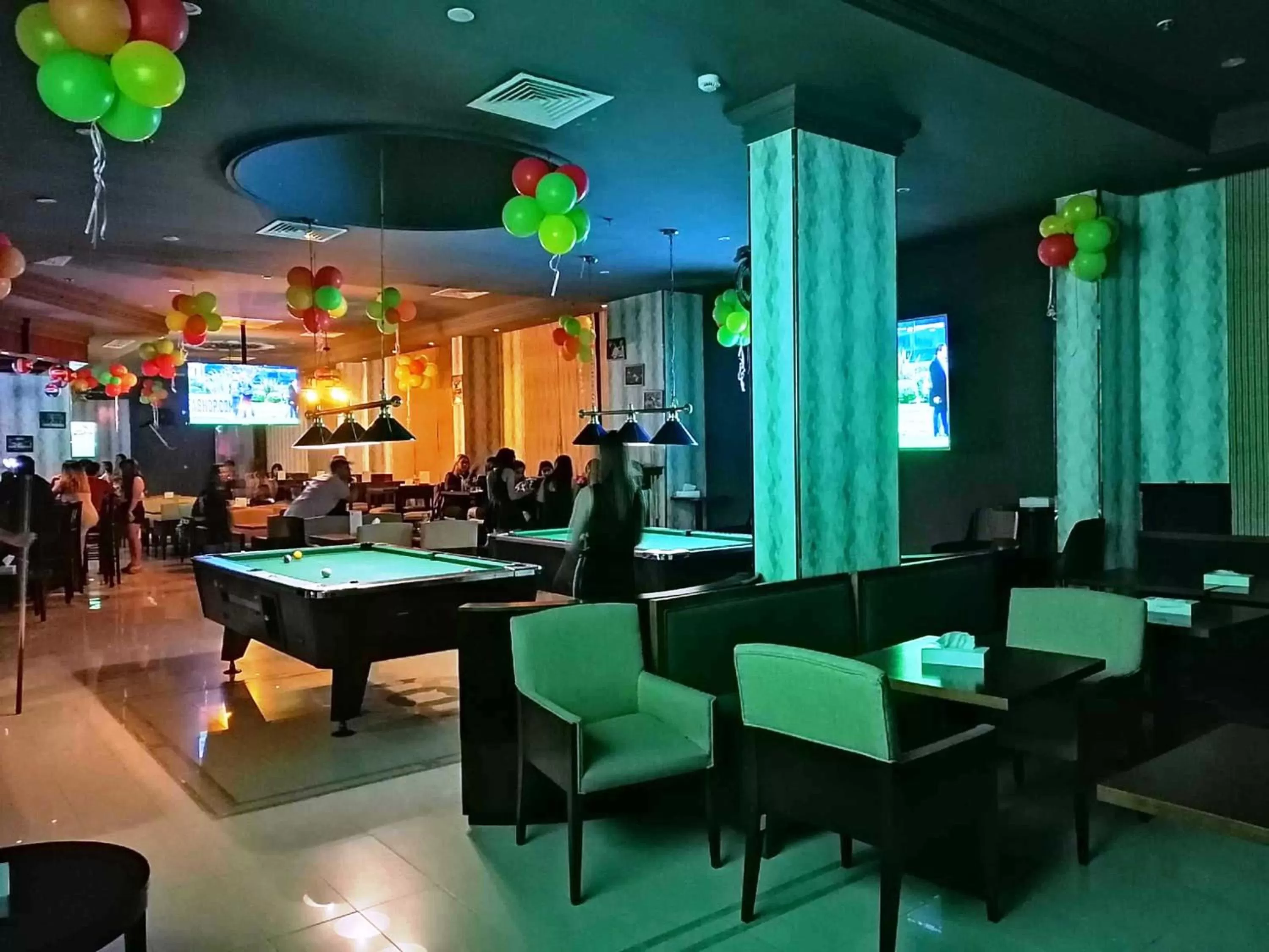 Restaurant/places to eat in Ramee Palace Hotel