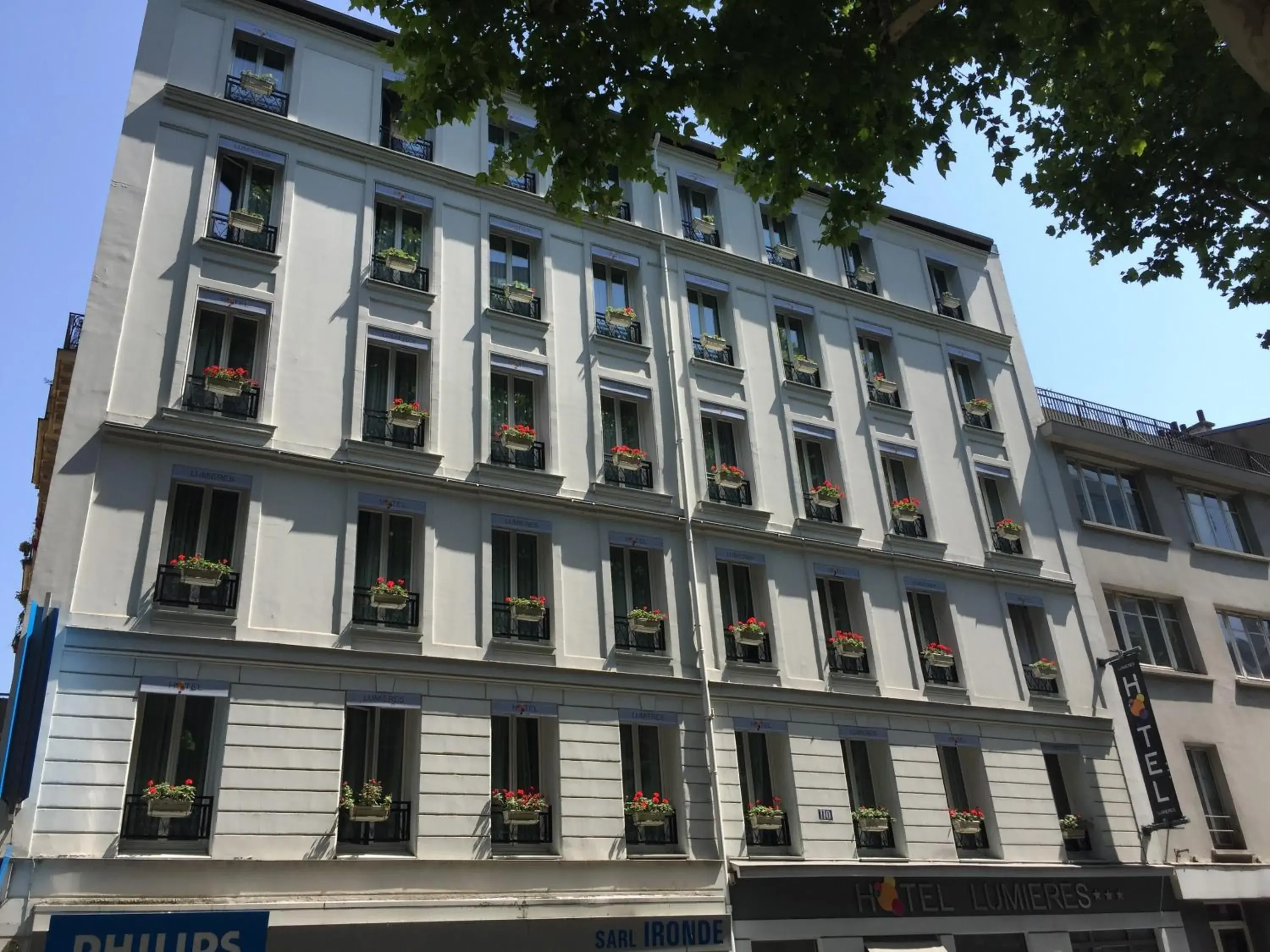 Facade/entrance, Property Building in Hôtel Lumières Montmartre Paris