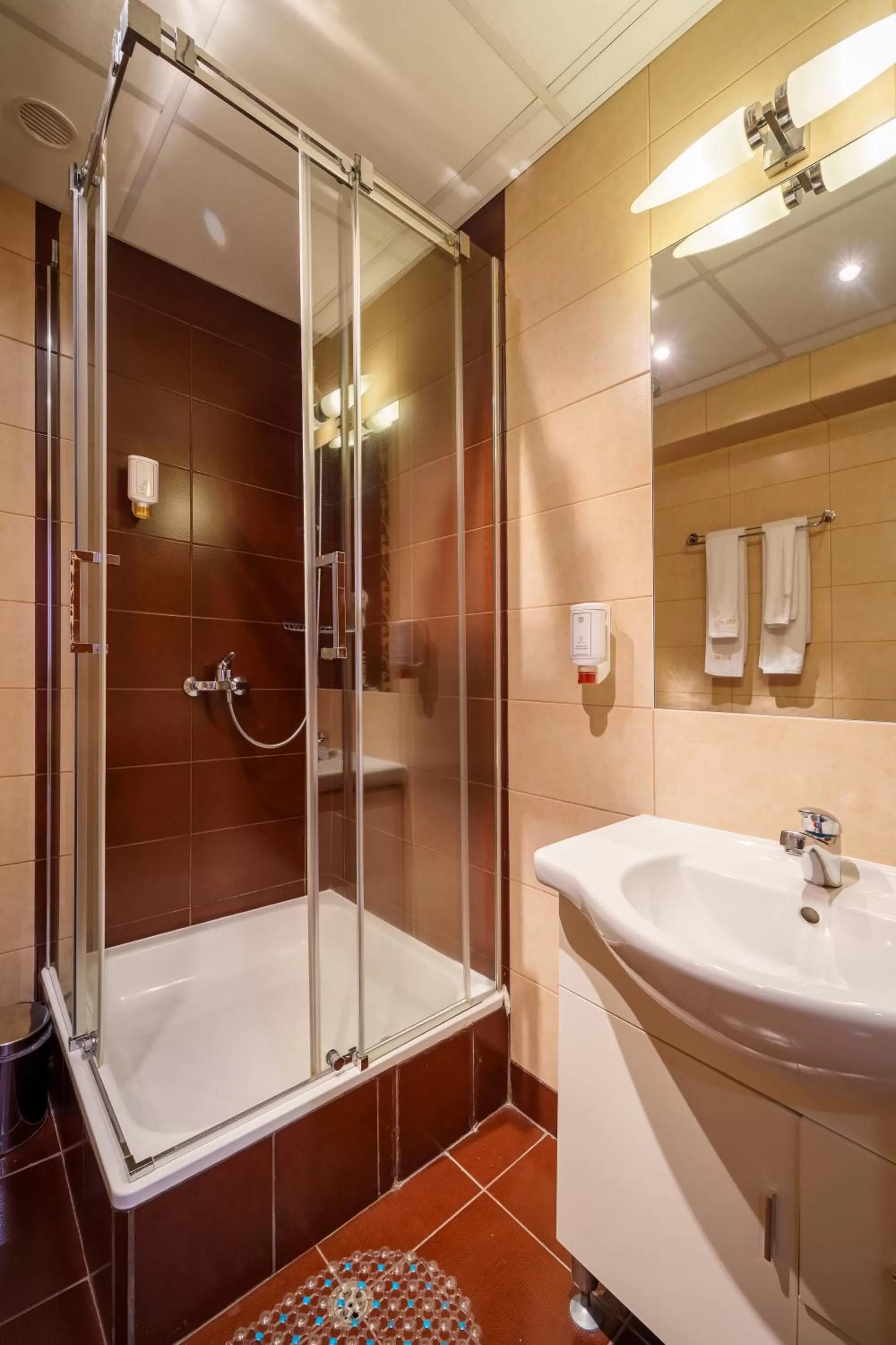Shower in Hotel Ego - Free Parking - Top Central Location