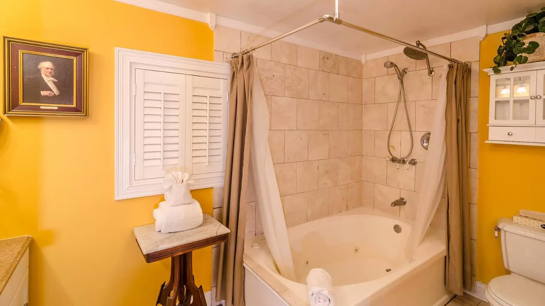 Bathroom in Casablanca Inn on the Bay