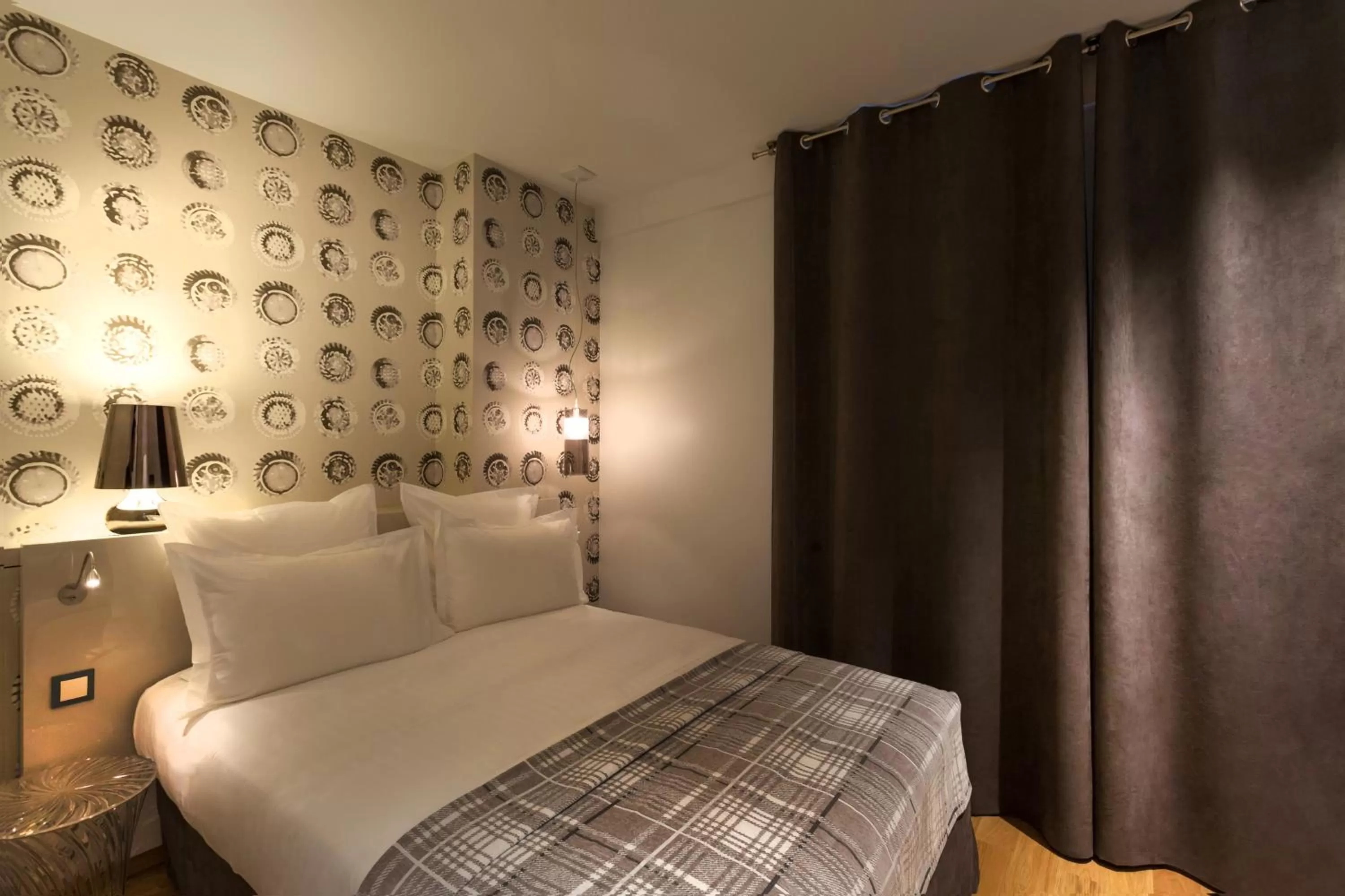 Photo of the whole room, Bed in Le Mireille