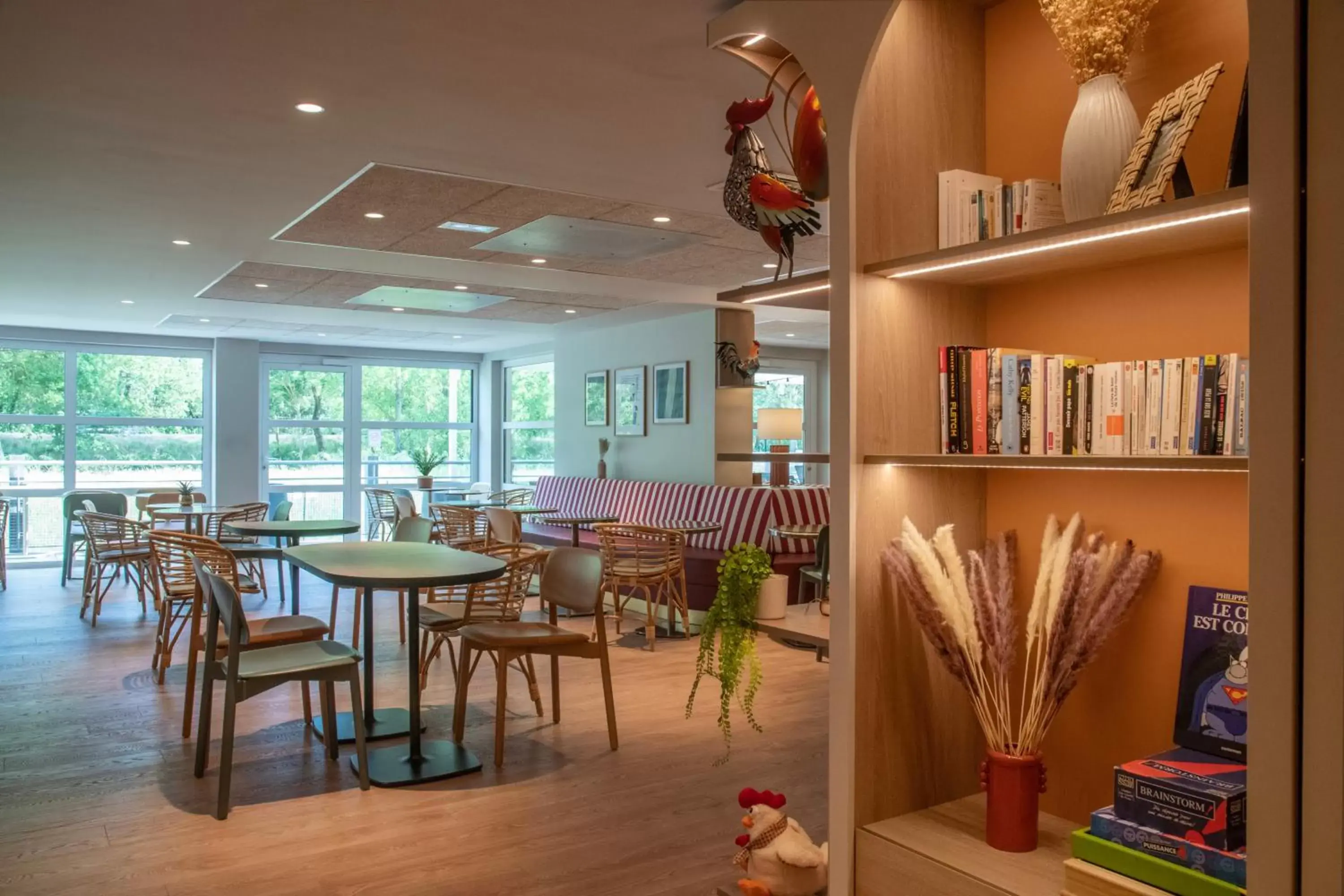 Library, Restaurant/Places to Eat in ibis Golfe de Saint-Tropez