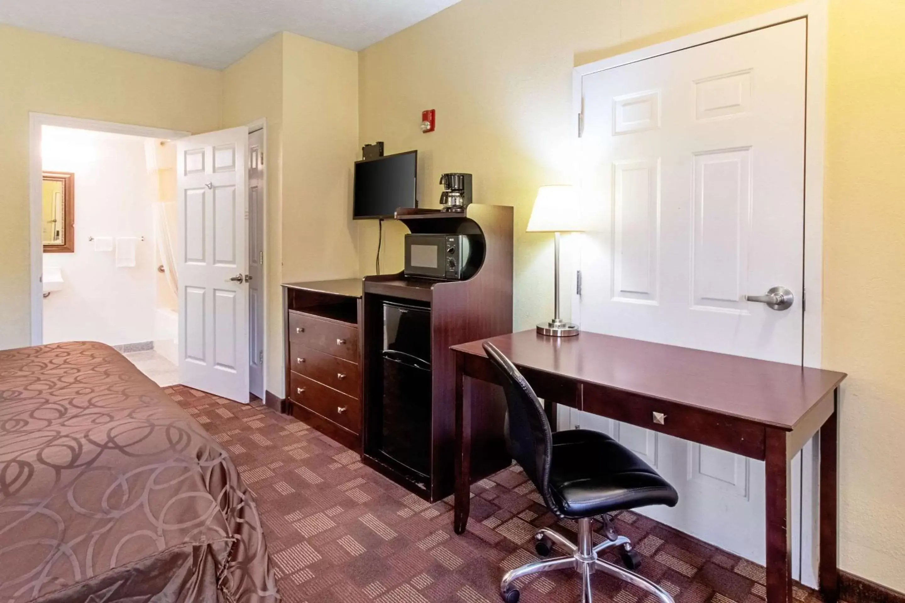 Photo of the whole room, Kitchen/Kitchenette in Quality Inn & Suites